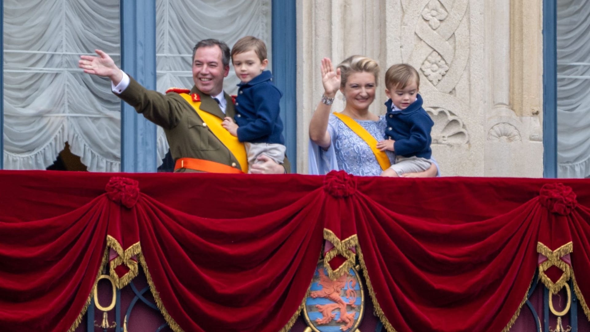 Luxemburg: Der neue Großherzog von Luxemburg, Guillaume und die neue Großherzogin Stephanie winken mit ihren Kindern Charles und Francois vom Balkon des Palastes. Luxemburg: Der neue Großherzog von Luxemburg, Guillaume und die neue Großherzogin Stephanie winken mit ihren Kindern Charles und Francois vom Balkon des Palastes.