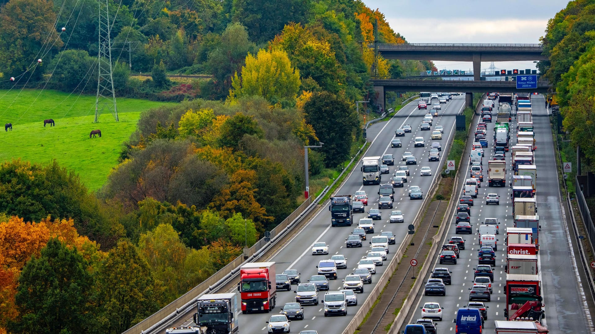 Geduld mitbringen: Wer sich am kommenden Wochenende auf Verzögerungen und Staus einstellt, dürfte gelassener ans Ziel kommen. Geduld mitbringen: Wer sich am kommenden Wochenende auf Verzögerungen und Staus einstellt, dürfte gelassener ans Ziel kommen.