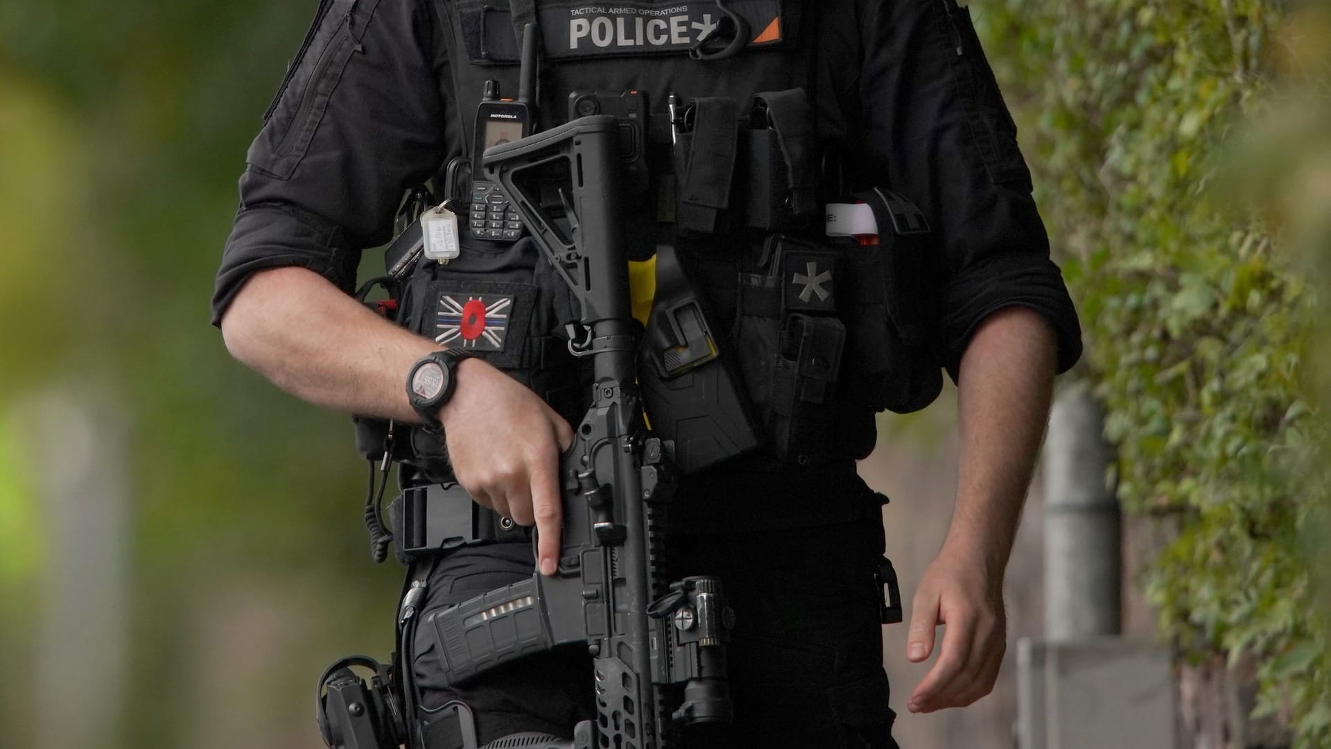 Ein bewaffneter Sicherheitsbeamter in der Nähe der betroffenen Synagoge in Manchester. Ein bewaffneter Sicherheitsbeamter in der Nähe der betroffenen Synagoge in Manchester.