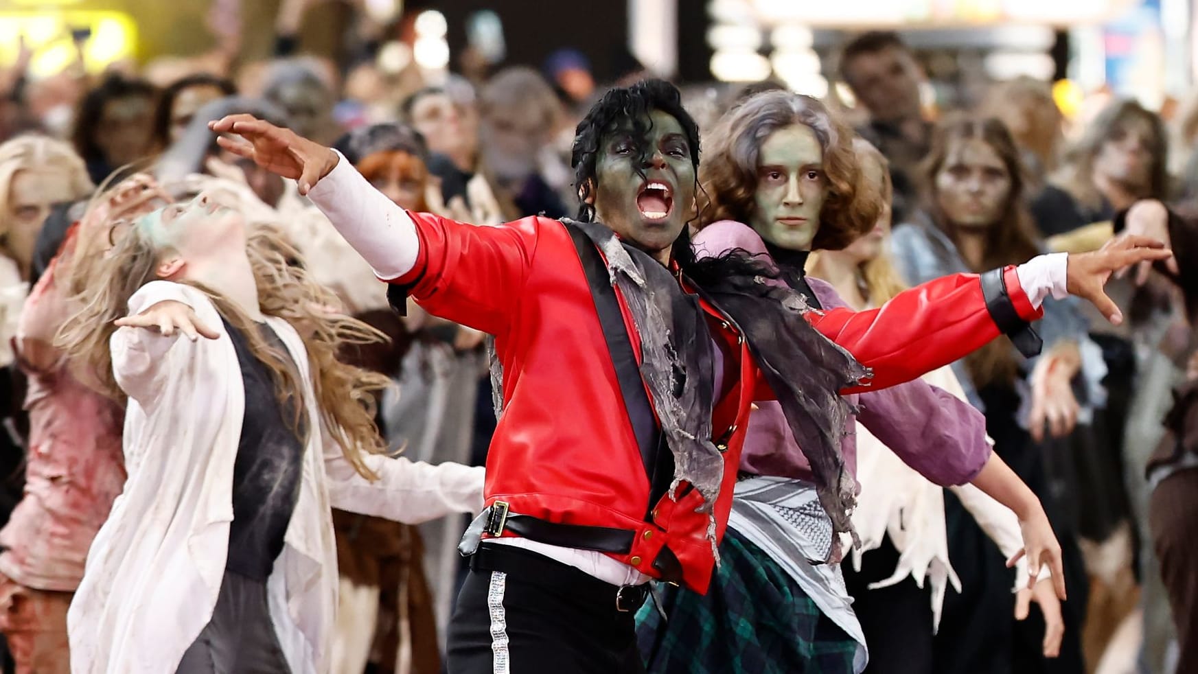 150 Zombies tanzen "Thriller": Ein Flashmob zu Ehren von Michael Jackson überraschte so manchen Reisenden am Hamburger Hauptbahnhof.