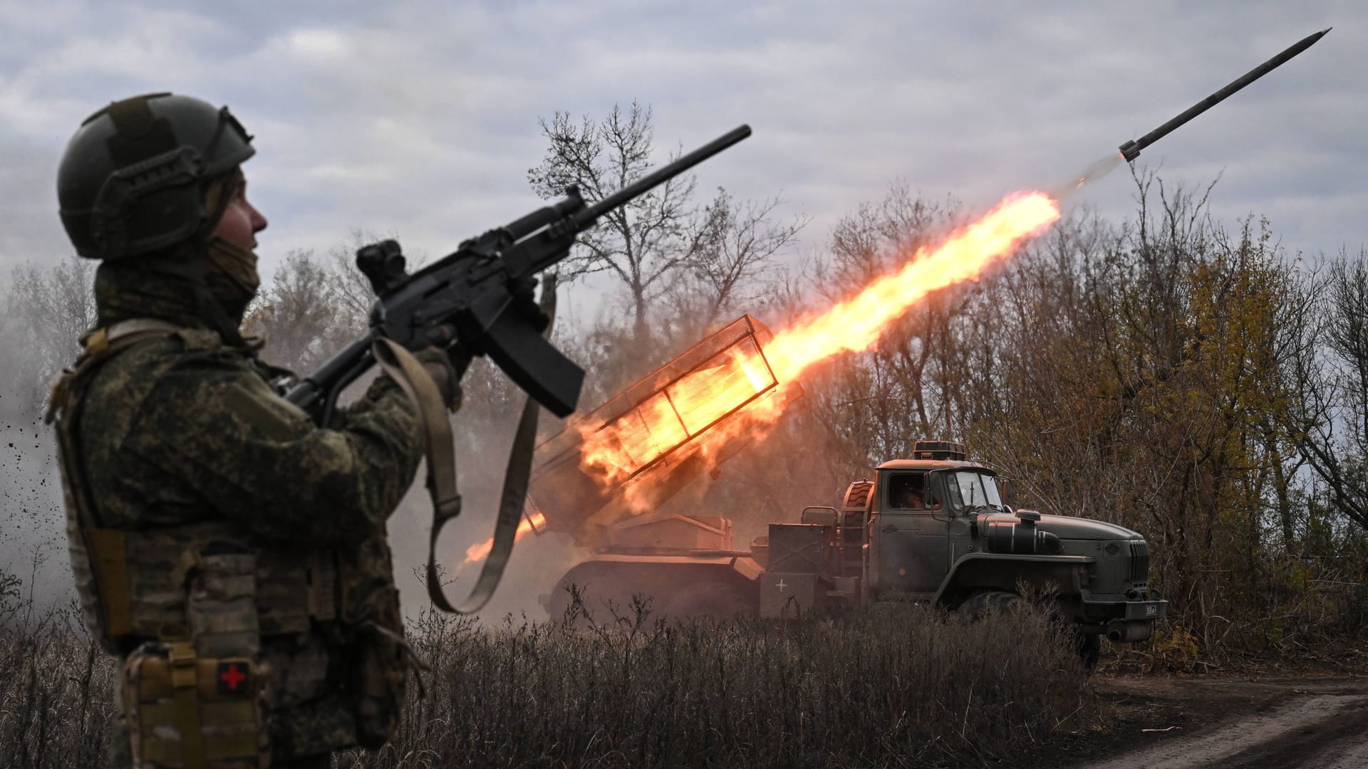 Russische Artillerie schießt auf ukrainische Positionen im Donbas: Russland erzielt im Ukraine-Krieg weiterhin nur kleine Fortschritte. Russische Artillerie schießt auf ukrainische Positionen im Donbas: Russland erzielt im Ukraine-Krieg weiterhin nur kleine Fortschritte.