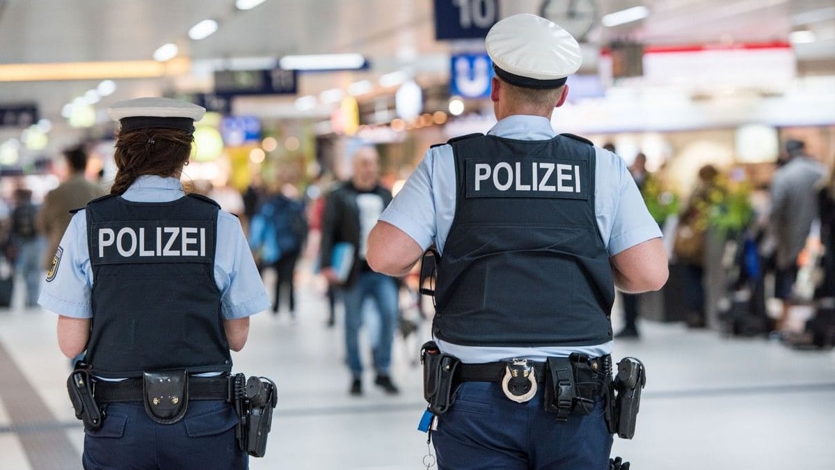 Beamte der Bundespolizei an einem Bahnhof (Symbolbild): Neben München wurde auch in Nürnberg und Aschaffenburg kontrolliert.