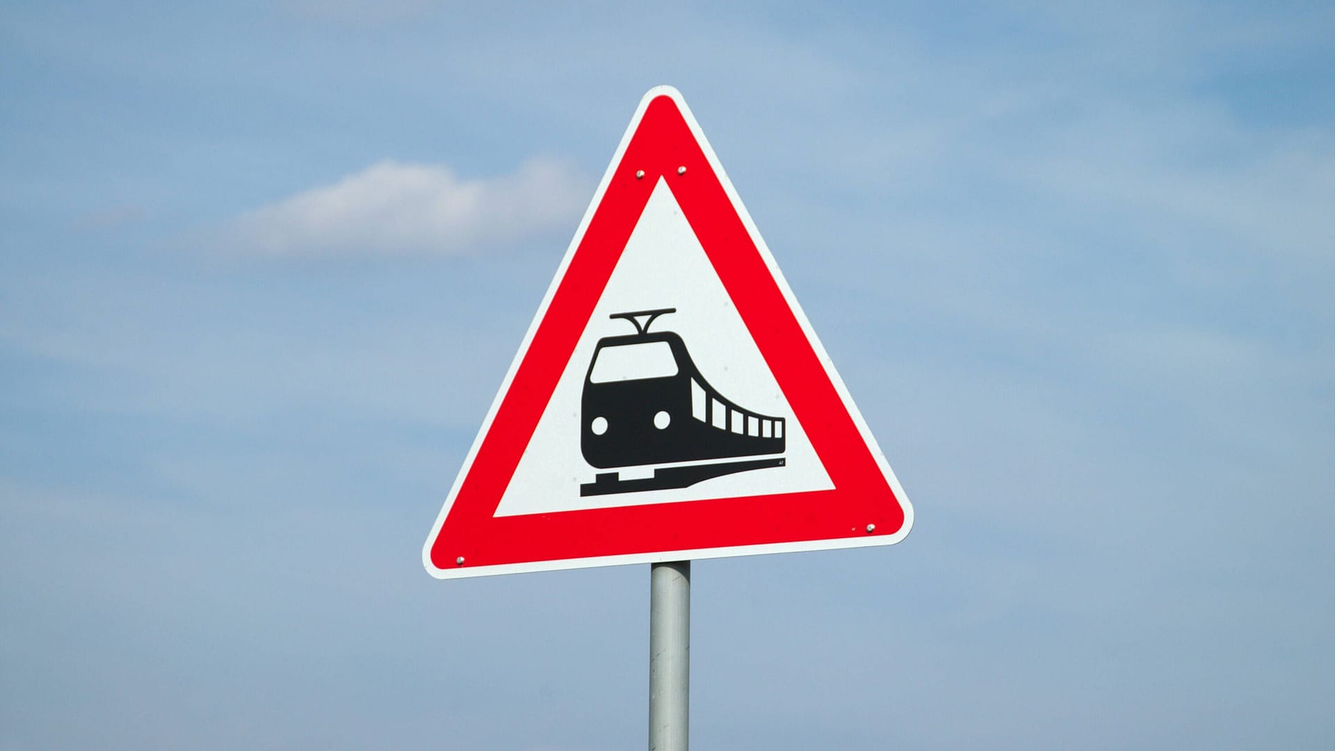 Schild "Achtung Bahnübergang" (Symbolbild): Die Stadtverwaltung verlangt von der Bahn, die Mauern zügig wieder abzubauen. Schild "Achtung Bahnübergang" (Symbolbild): Die Stadtverwaltung verlangt von der Bahn, die Mauern zügig wieder abzubauen.