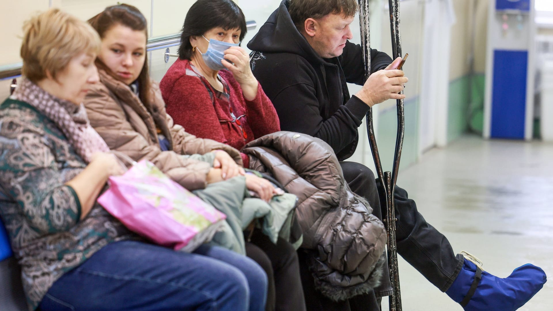 Wartezimmer beim Arzt: Vielerorts ist es schwer, einen Termin bei einem Facharzt zu bekommen.