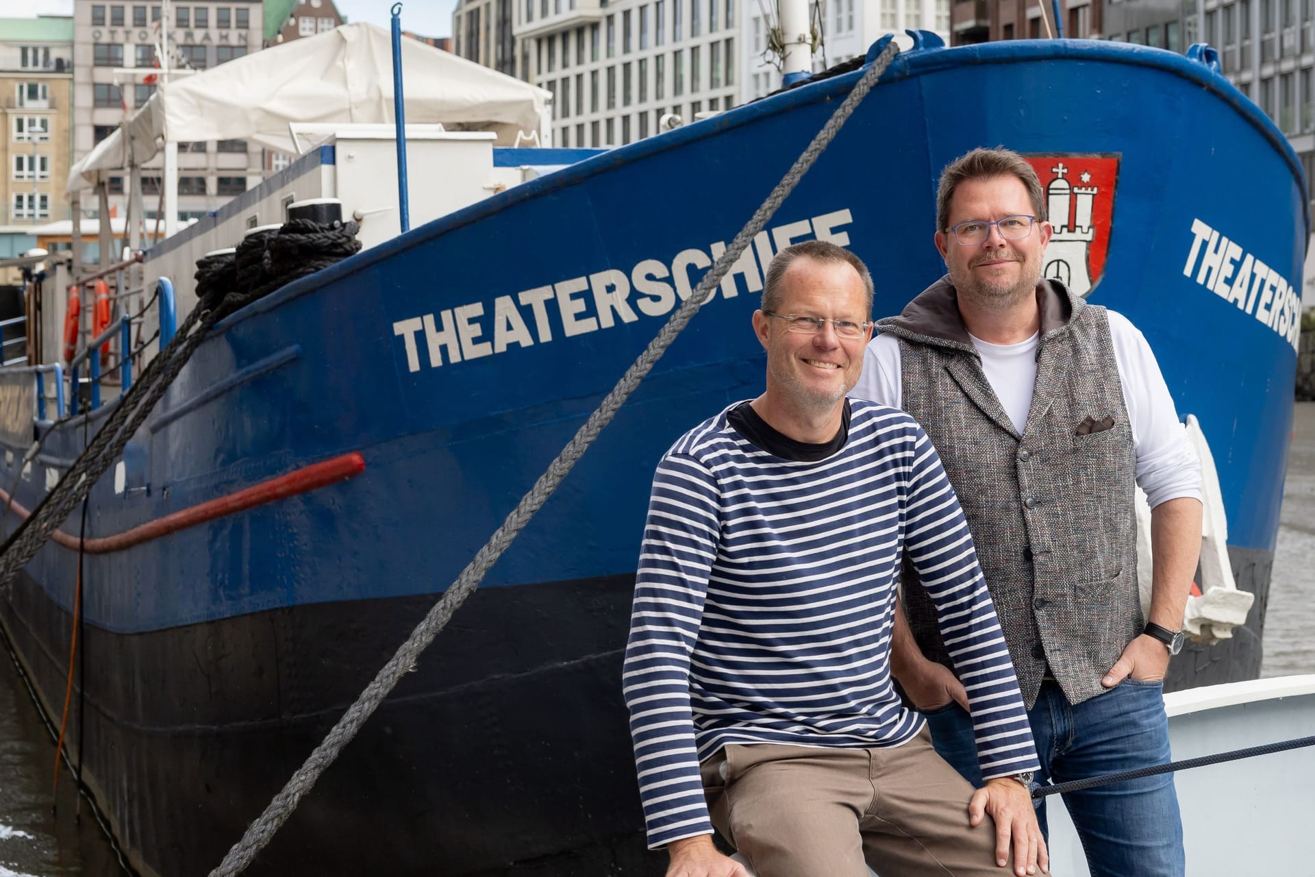 Das "Theaterschiff Hamburg" wird 50: Michael Frowin (r.) und Heiko Schlesselmann betreiben die ungewöhnliche Bühne.