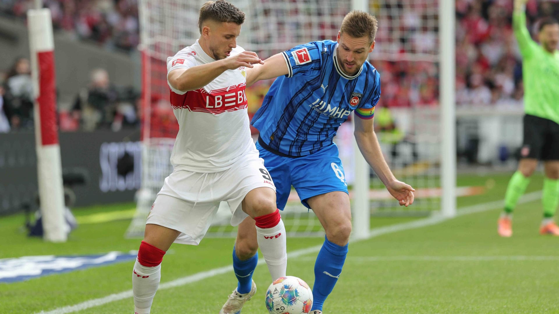 Ermedin Demirovic (l.) im Duell mit Patrick Mainka.