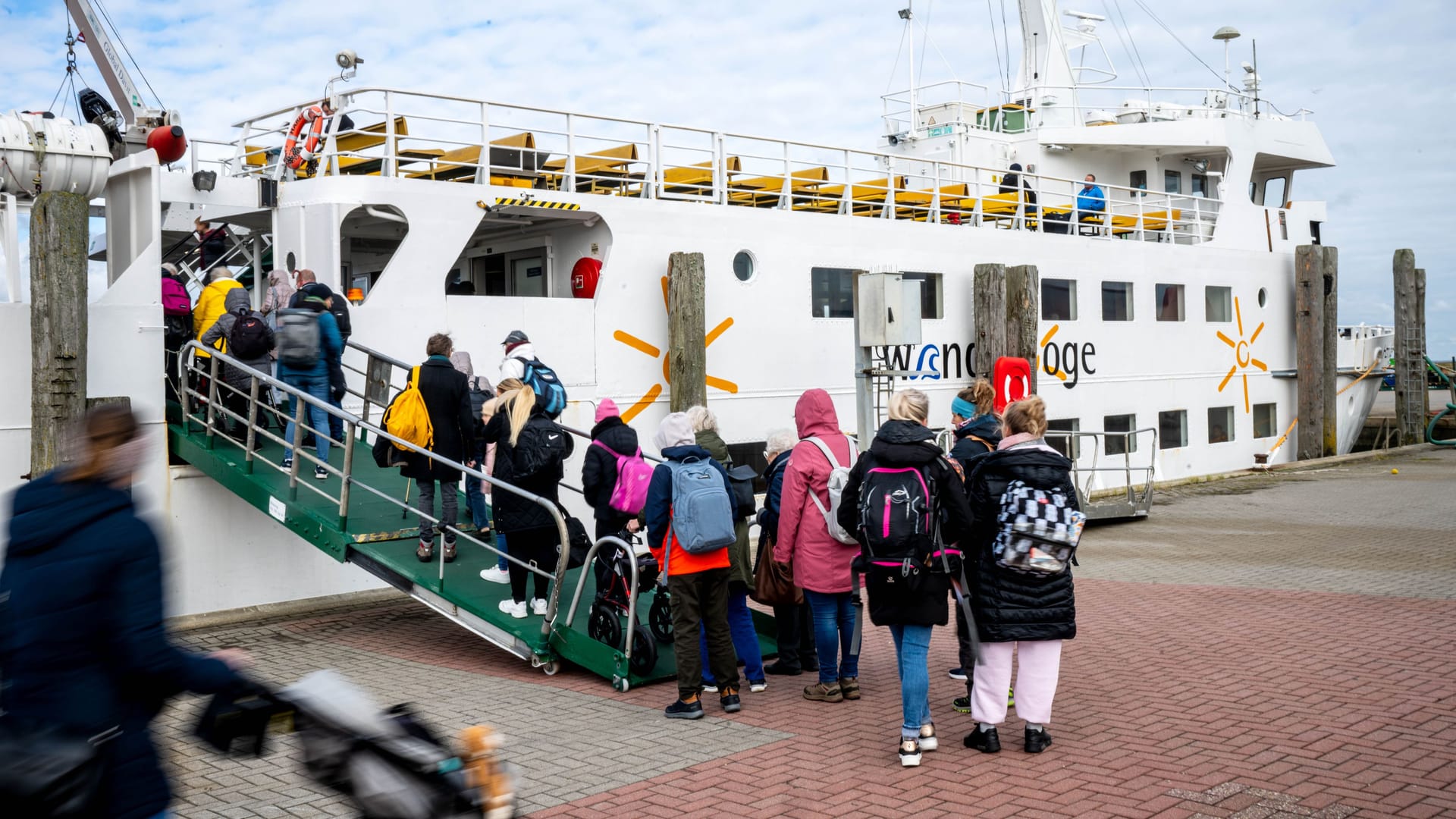 Reisende steigen auf eine Fähre nach Wangerooge (Archivbild): Die Tourismusbranche zeigt sich vor den Herbstferien optimistisch.