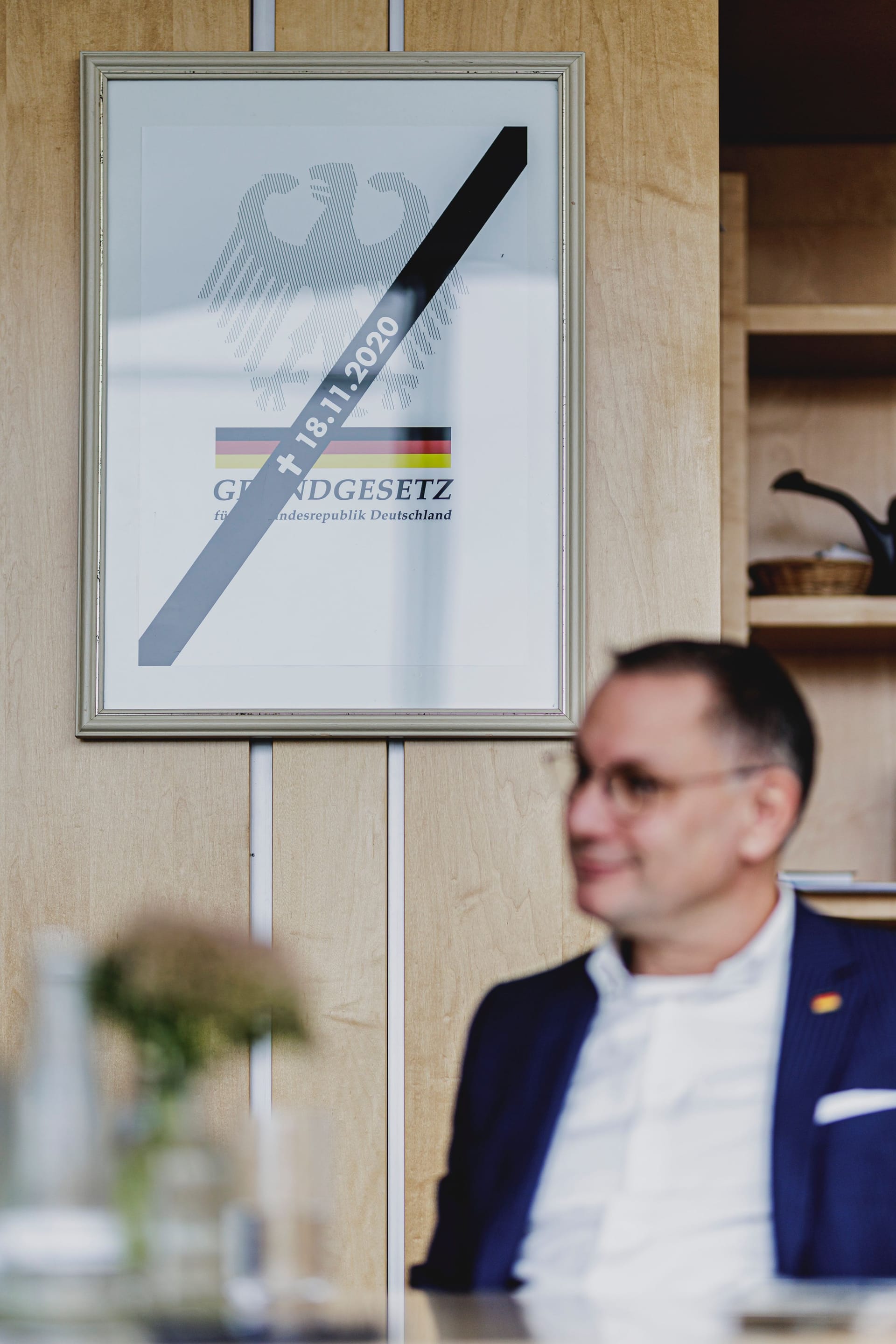 Grundgesetz mit Trauerbinde: An der Wand in Chrupallas Büro sind die Grundrechte am 18.11.2020 beerdigt worden - dem Tag, an dem in der Corona-Pandemie das Infektionsschutzgesetz verabschiedet wurde.