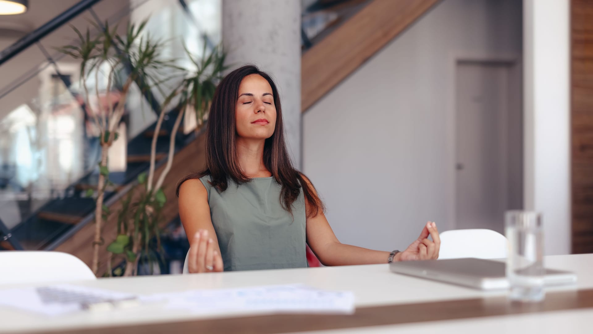 Frau meditiert: Achtsamkeitsübungen können unter anderem bei Depressionen Linderung verschaffen.