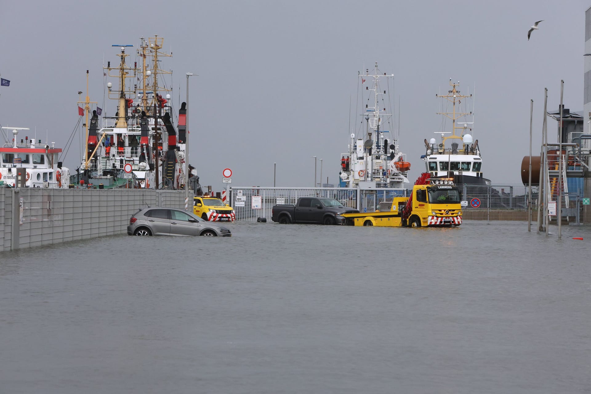 Die erste richtige Sturmflut der Saison 2025 hat die Nordseeküste getroffen. In Cuxhaven wurden Teile des Hafens überflutet.Die erste richtige Sturmflut der Saison 2025 hat die Nordseeküste getroffen. In Cuxhaven wurden Teile des Hafens überflutet. Die erste richtige Sturmflut der Saison 2025 hat die Nordseeküste getroffen. In Cuxhaven wurden Teile des Hafens überflutet.Die erste richtige Sturmflut der Saison 2025 hat die Nordseeküste getroffen. In Cuxhaven wurden Teile des Hafens überflutet.