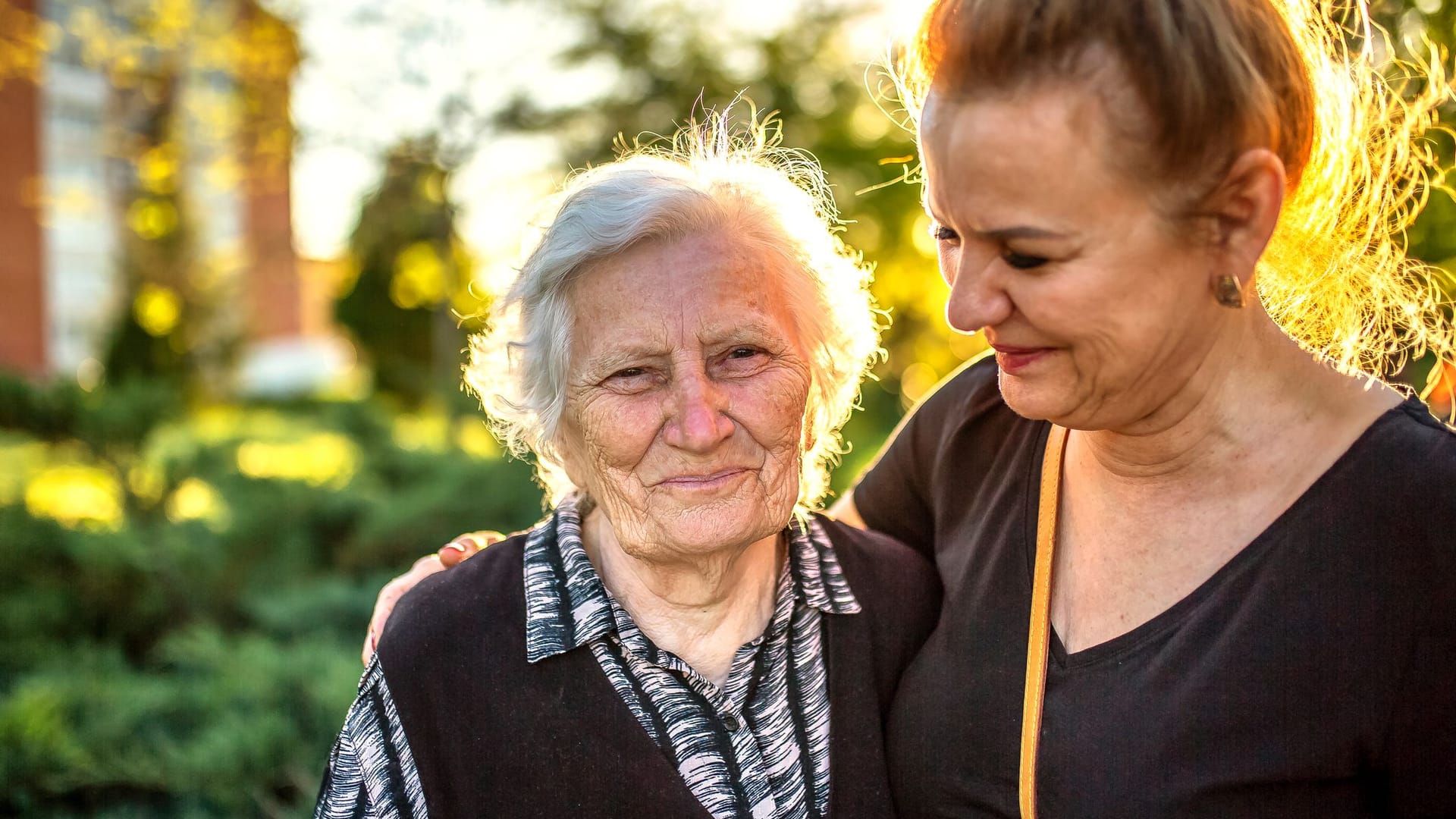 Ältere Mutter und Tochter (Symbolbild): Können auch Mütter jenseits der 80 noch von der Mütterrente profitieren? Ältere Mutter und Tochter (Symbolbild): Können auch Mütter jenseits der 80 noch von der Mütterrente profitieren?