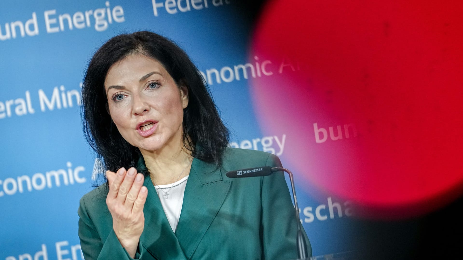 Katherina Reiche (CDU): Der Beraterkreis der Bundeswirtschaftsministerin plädiert in einem neuen Gutachten für eine deutliche Anhebung des Renteneintrittsalters. Katherina Reiche (CDU): Der Beraterkreis der Bundeswirtschaftsministerin plädiert in einem neuen Gutachten für eine deutliche Anhebung des Renteneintrittsalters.