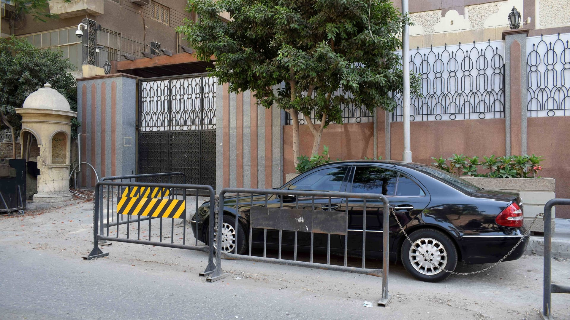 Auto parkt vor der katarischen Botschaft in Kairo, Ägypten (Symbolbild): Zwei weitere Diplomaten wurden bei dem Unfall verletzt.