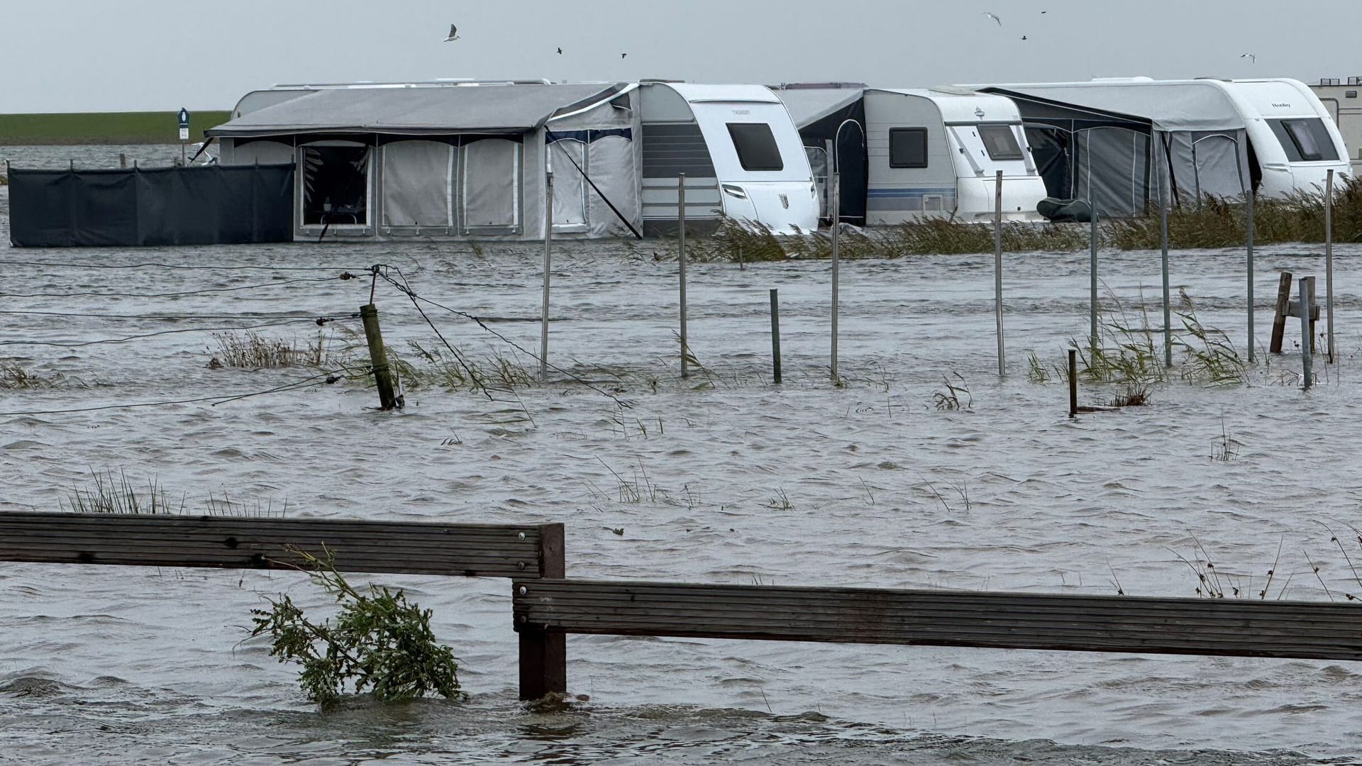 Wohnwagen auf Norderney unter Wasser.