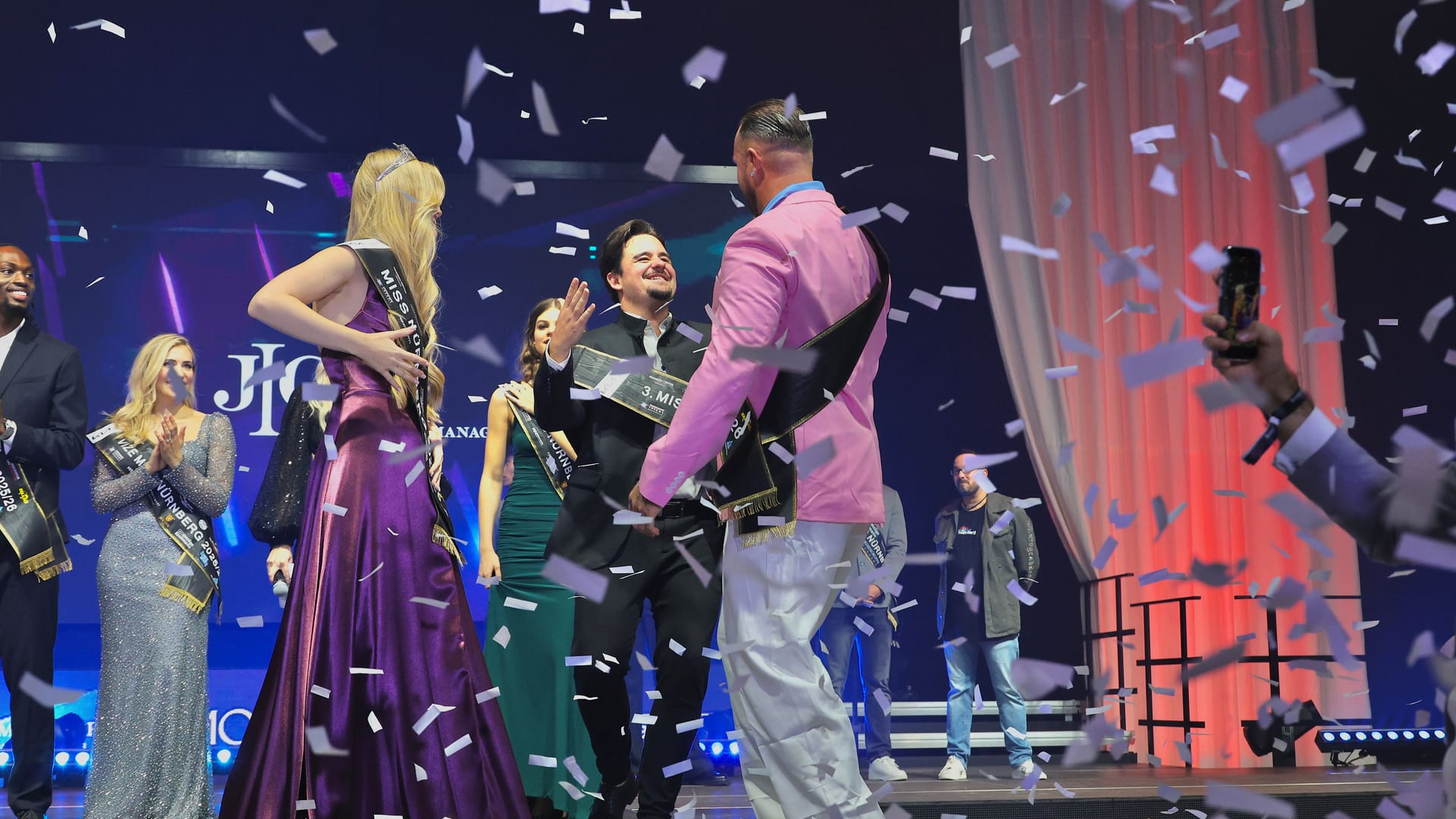 Konfetti gehört zur Preisverleihung seit jeher dazu. Konfetti gehört zur Preisverleihung seit jeher dazu.