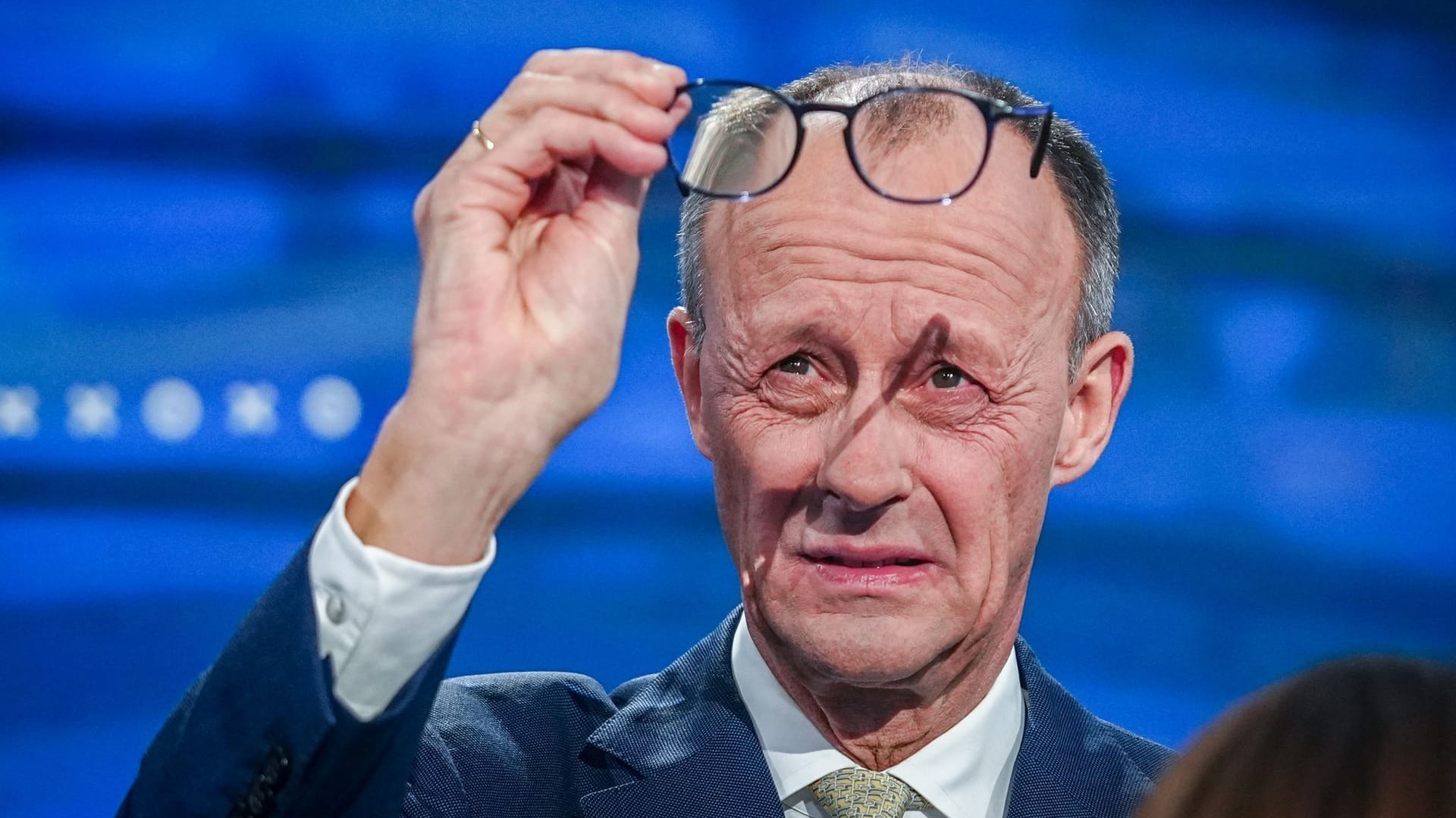 Friedrich Merz überprüft seine Brille: Er sieht Probleme im Stadtbild. Friedrich Merz überprüft seine Brille: Er sieht Probleme im Stadtbild.