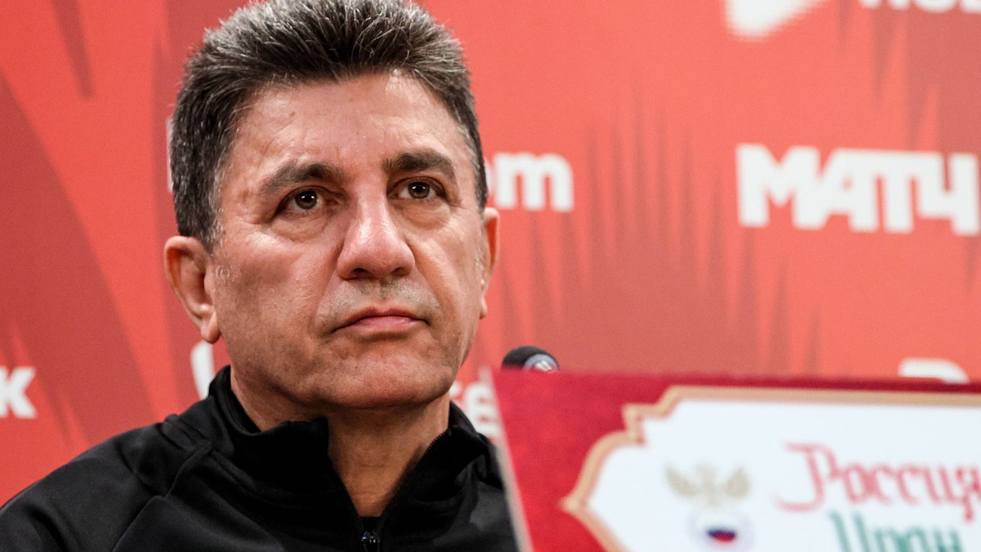 Irans Nationaltrainer Amir Ghalenoei hofft noch darauf, zur WM-Auslosung reisen zu dürfen. Irans Nationaltrainer Amir Ghalenoei hofft noch darauf, zur WM-Auslosung reisen zu dürfen.