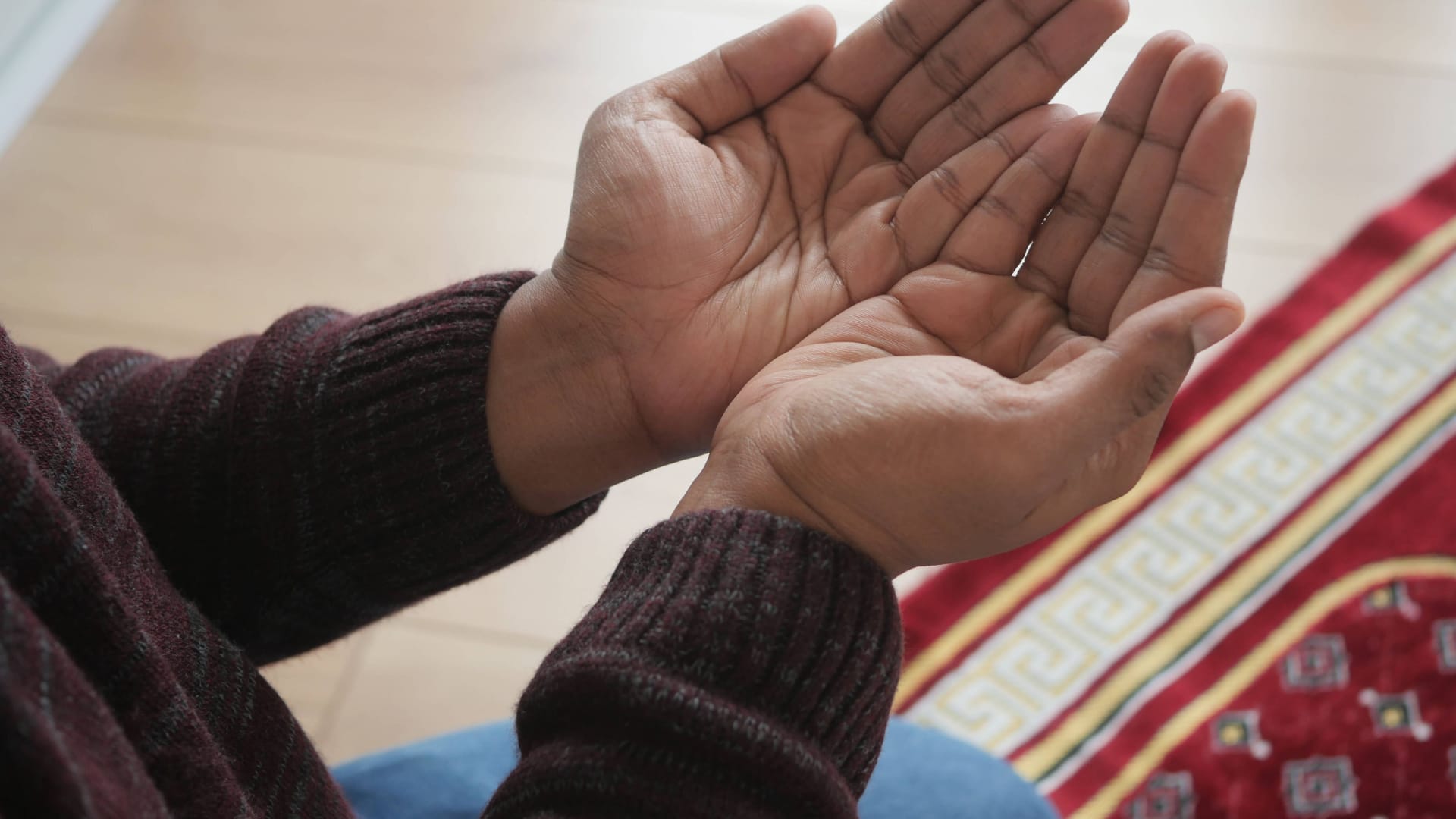 Hände, die zum Gebet ausgebreitet sind (Archivbild): In Berlin wird Schülern an einer Schule verboten, zu beten. Hände, die zum Gebet ausgebreitet sind (Archivbild): In Berlin wird Schülern an einer Schule verboten, zu beten.