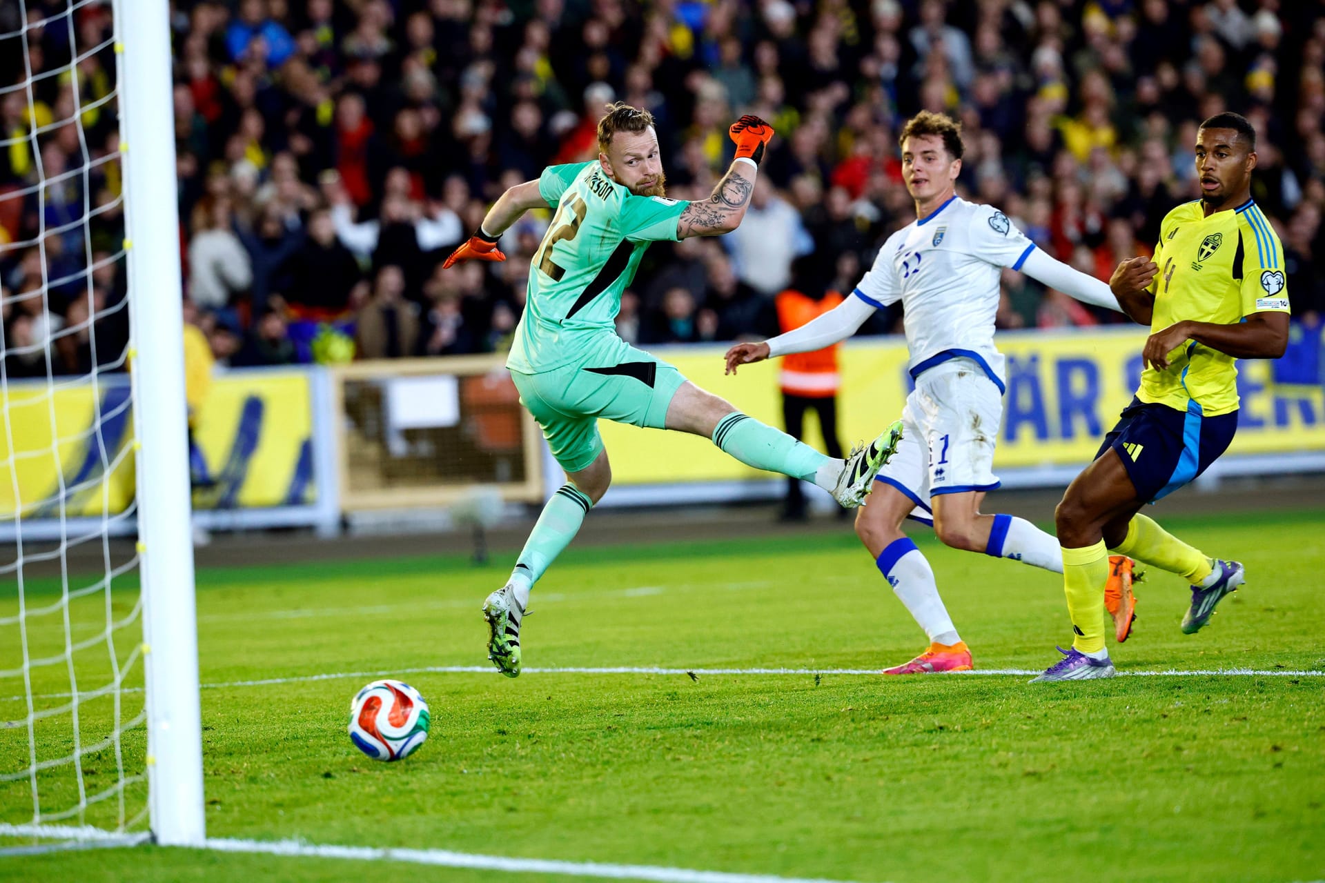 Fisnik Asllani (M.) entscheidet das Spiel mit seinem Treffer zugunsten des Kosovos.