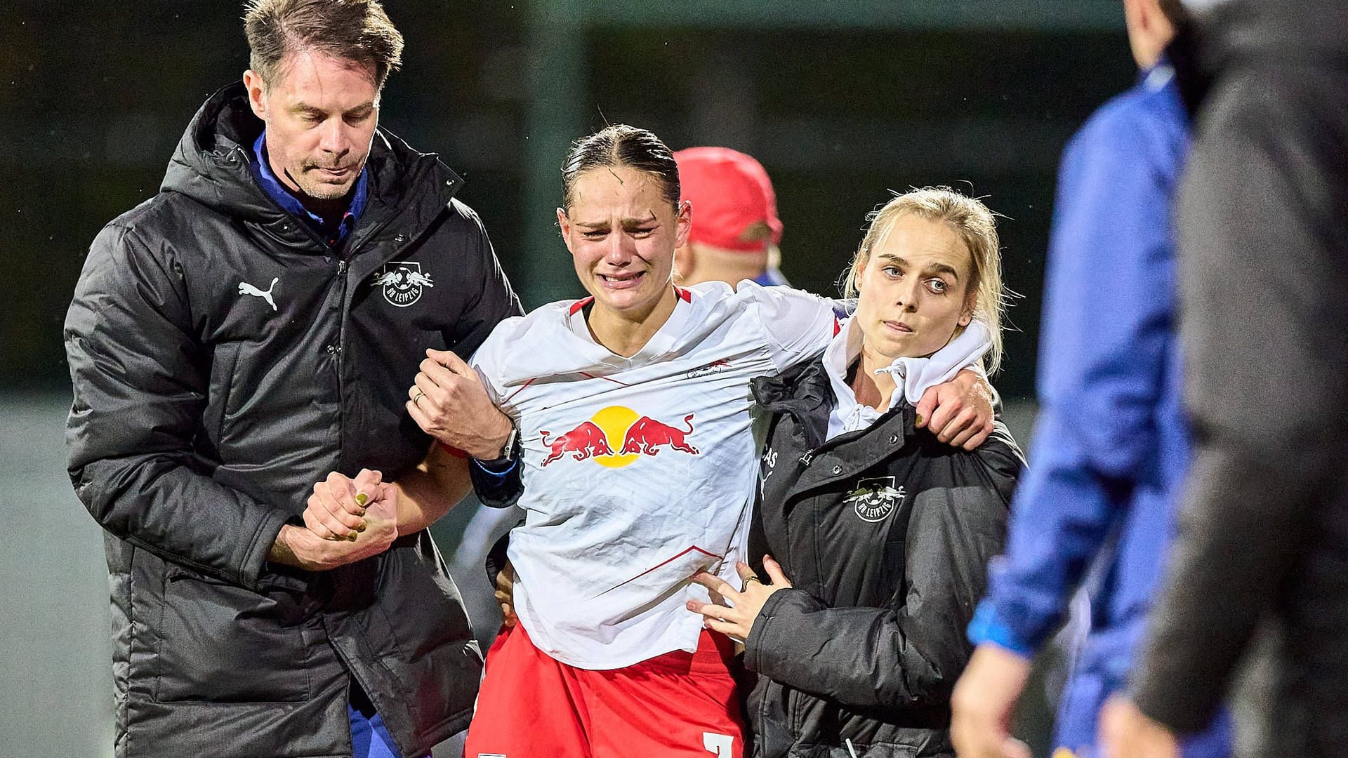 Giovanna Hoffmann wird unter Tränen ausgewechselt: Sie fällt lange aus.