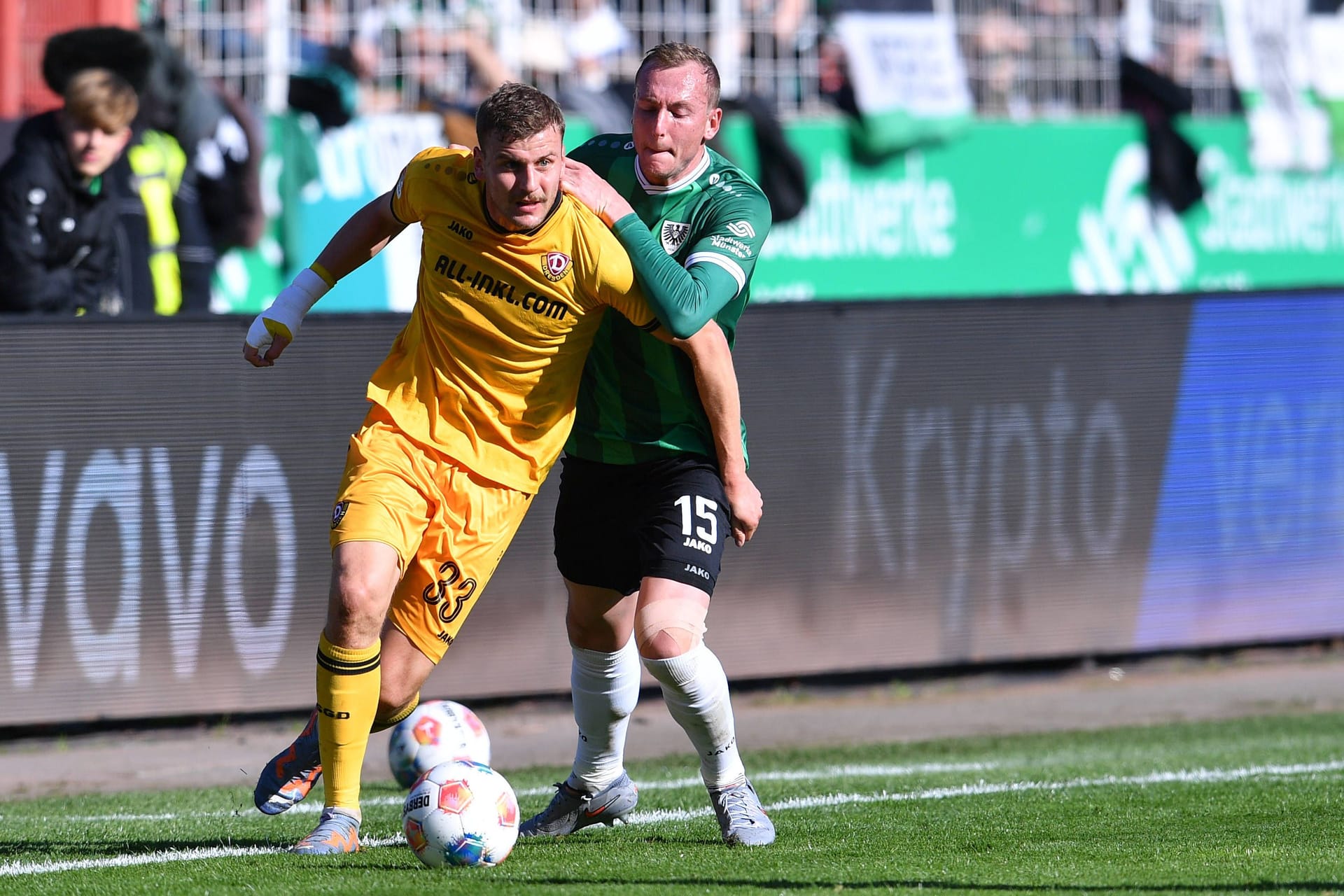 Christoph Daferner (l.) im ZWeikampf mit Münsters Simon Scherder. Christoph Daferner (l.) im ZWeikampf mit Münsters Simon Scherder.
