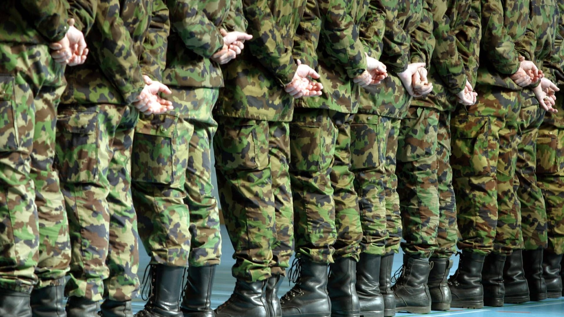 Soldaten der Schweizer Armee in Reih und Glied: Eine Offizierin soll gegenüber Rekruten gewalttätig geworden sein. Soldaten der Schweizer Armee in Reih und Glied: Eine Offizierin soll gegenüber Rekruten gewalttätig geworden sein.