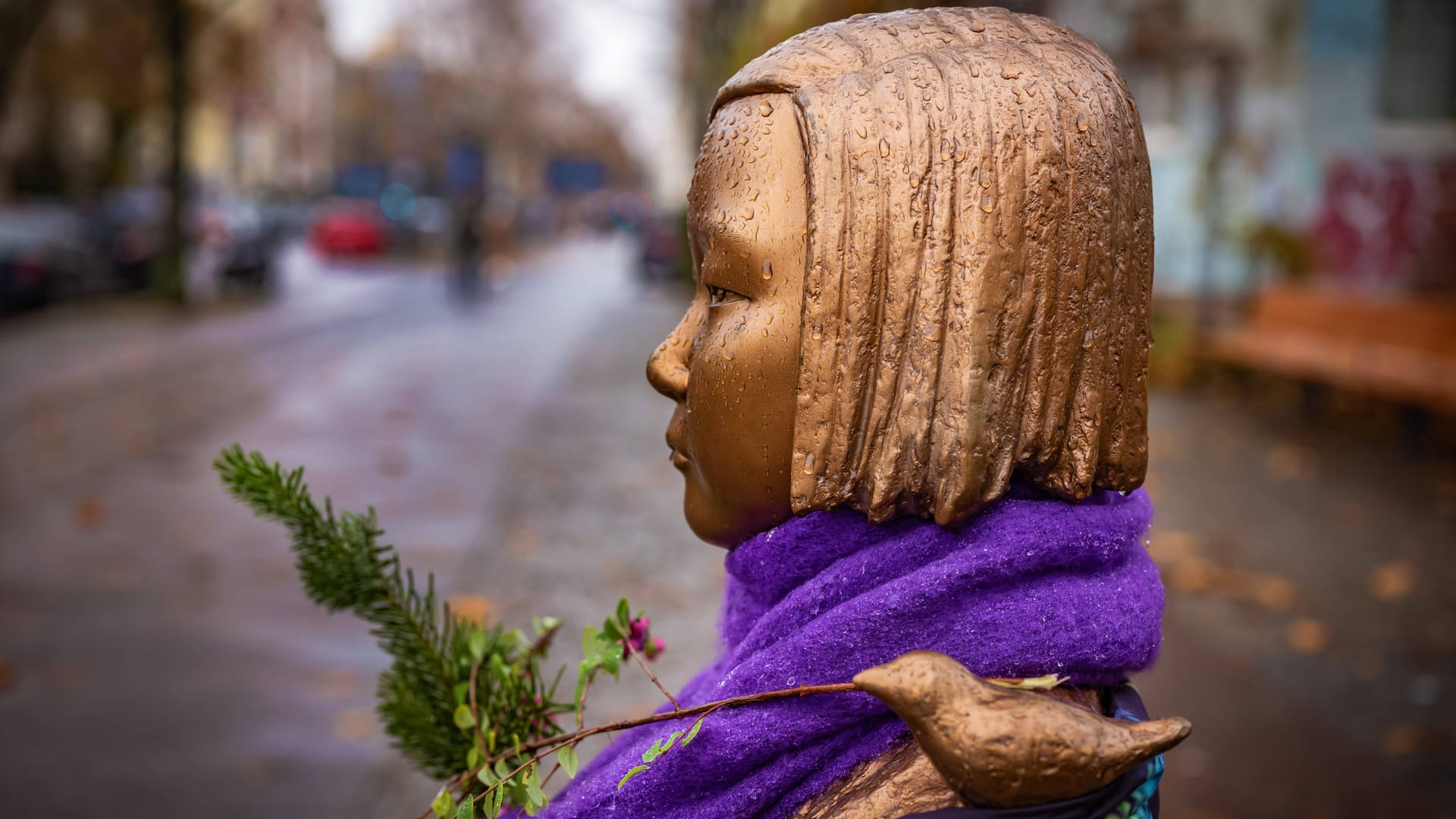 Friedensstatue in Gedenken an "Trostfrauen" in Moabit: Die Statue muss ihren Platz wohl nach jahrelangem Streit räumen. Friedensstatue in Gedenken an "Trostfrauen" in Moabit: Die Statue muss ihren Platz wohl nach jahrelangem Streit räumen.