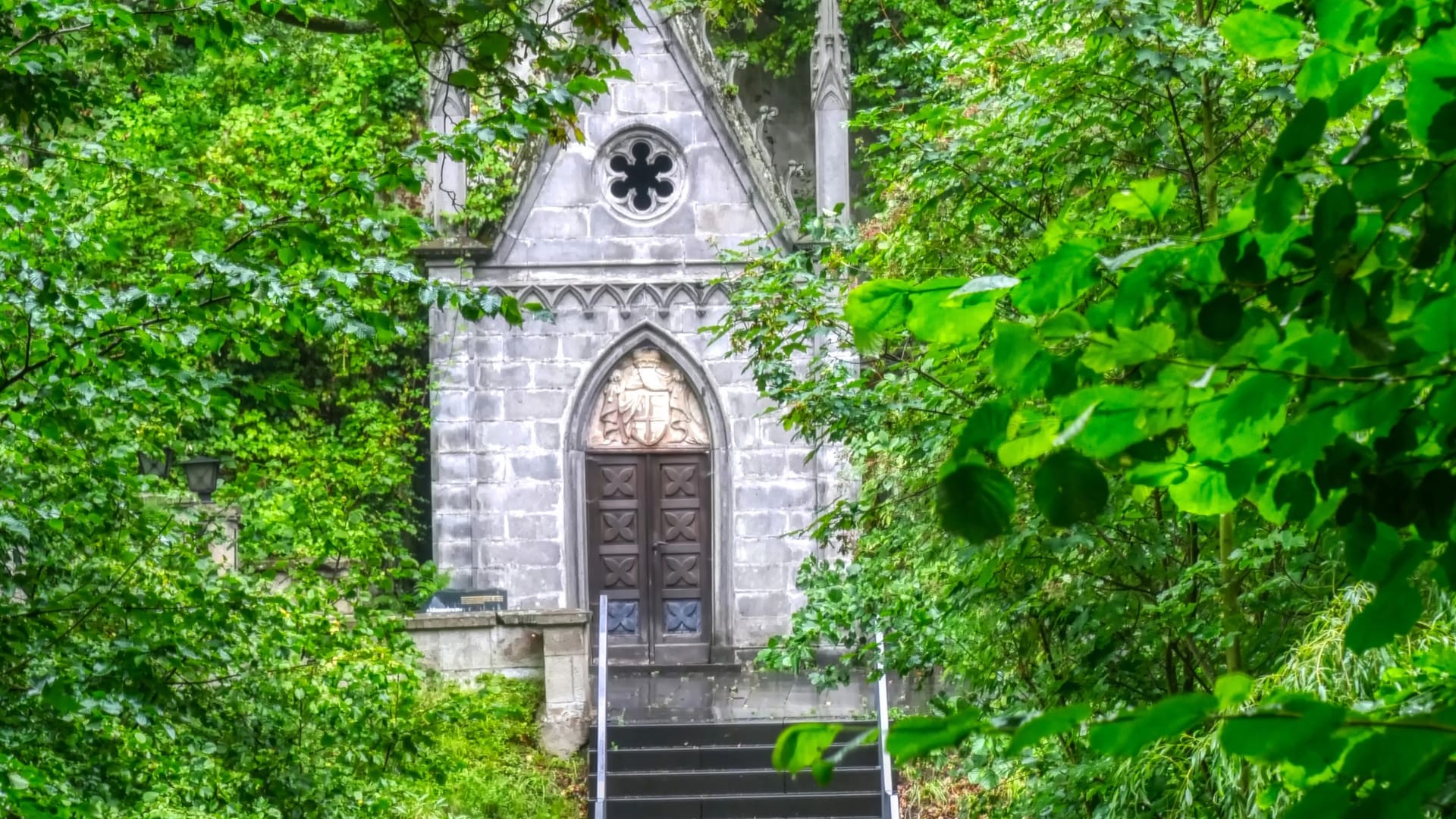 Das Mausoleum der Grafen zur Lippe-Biesterfeld: Die Familiengruft liegt etwas abgeschieden in einem Wald.