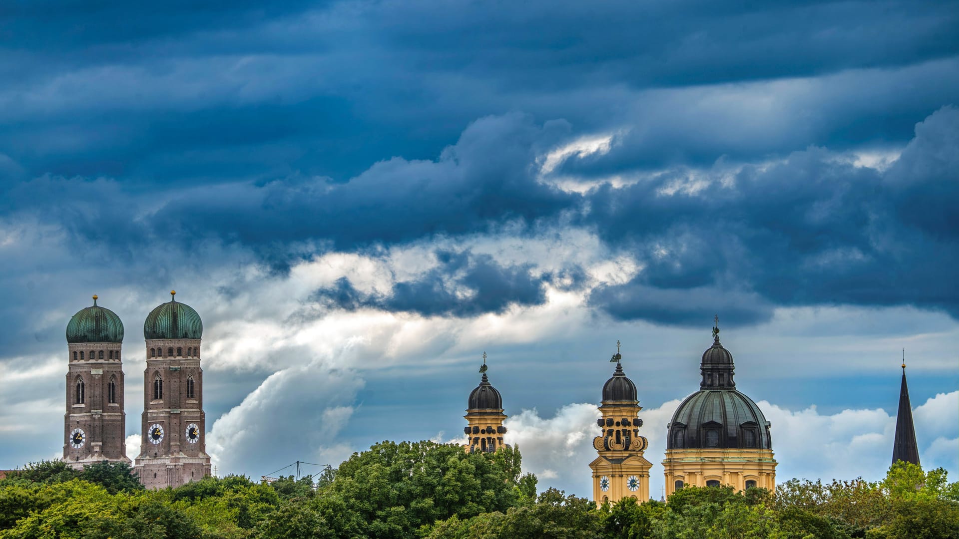 Dunkle Wolken über München (Archivbild): Immerhin soll es am Mittwoch trocken bleiben. Dunkle Wolken über München (Archivbild): Immerhin soll es am Mittwoch trocken bleiben.