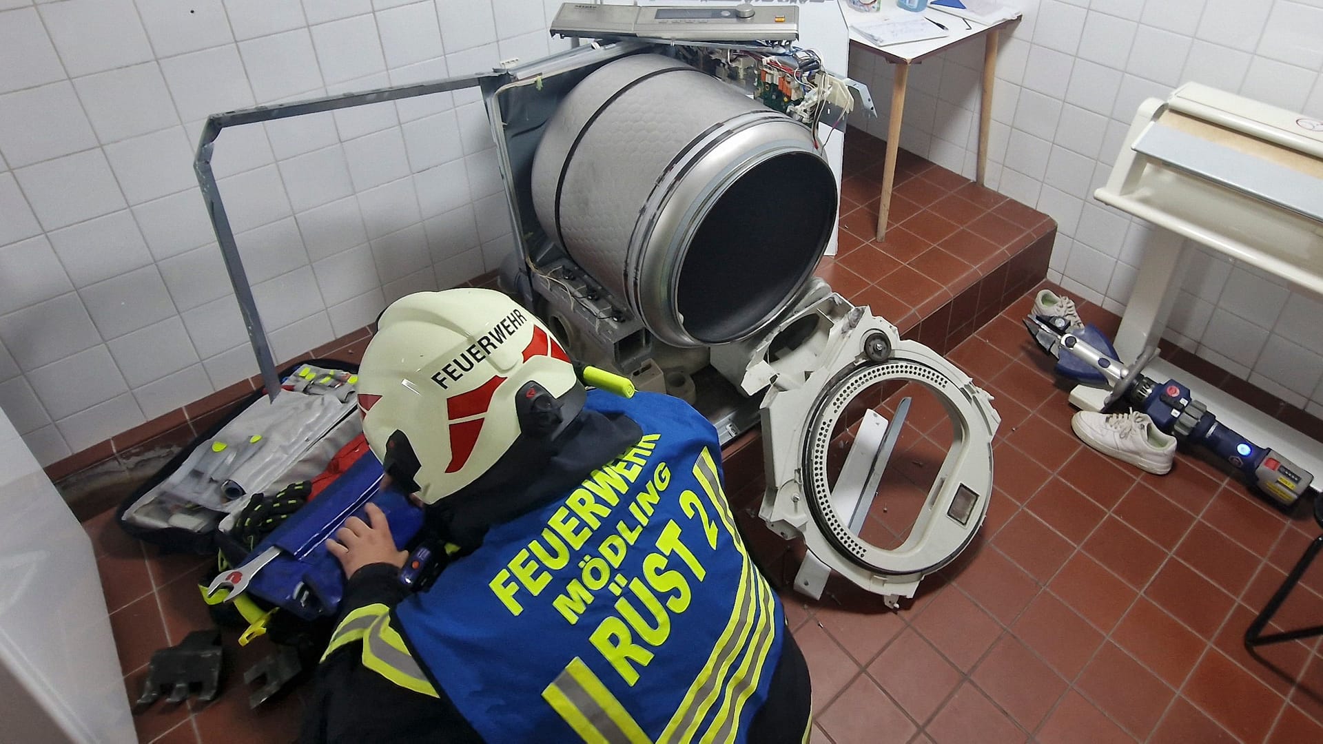 Nach der Befreiung: Die letzten Arbeitsschritte mussten die Helfer mit schwerem Gerät ausführen.