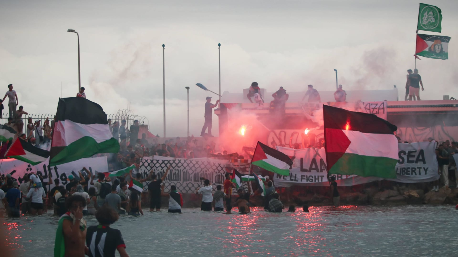 Unterstützer der Global-Sumud-Flottille im tunesischen Hafen von Sidi Bou Said. Unterstützer der Global-Sumud-Flottille im tunesischen Hafen von Sidi Bou Said.