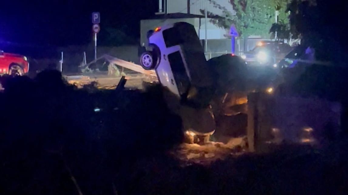 Die Folgen der Überflutungen: In Katalonien wurden unter anderem Autos weggespült. Die Folgen der Überflutungen: In Katalonien wurden unter anderem Autos weggespült.