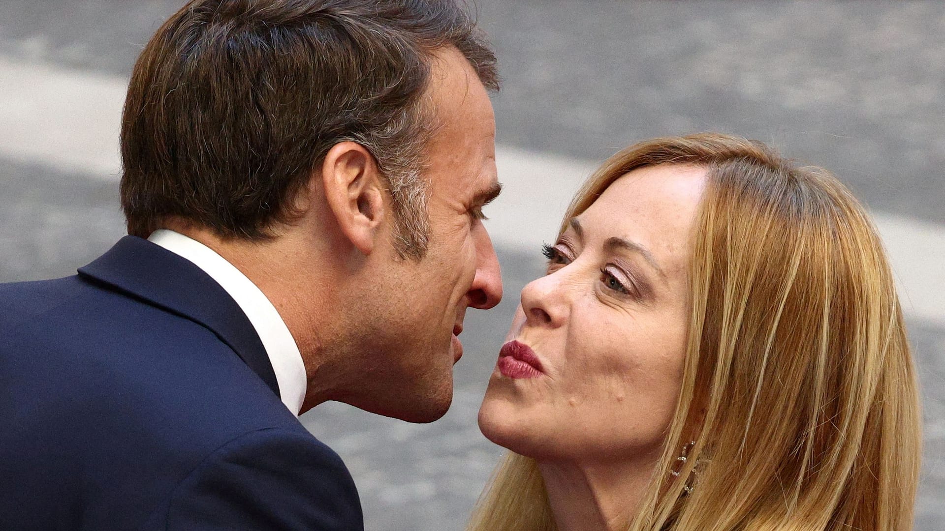 Emmanuel Macron und Giorgia Meloni: Frankreichs Präsident steht im Gegensatz zur italienischen Regierungschefin unter Druck. Emmanuel Macron und Giorgia Meloni: Frankreichs Präsident steht im Gegensatz zur italienischen Regierungschefin unter Druck.