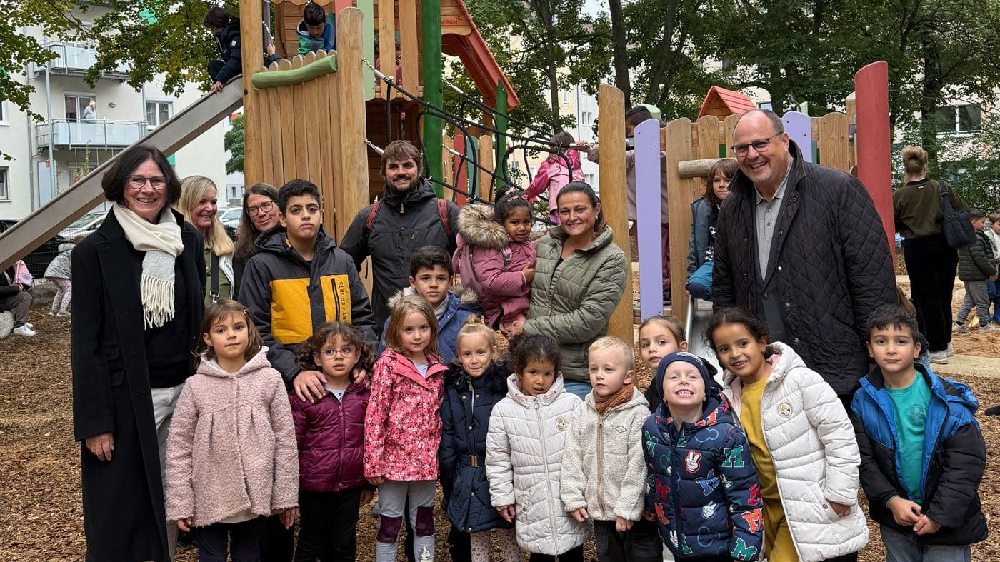 Katharina Sauer von der Städtebauförderung der Regierung von Mittelfranken eröffnet gemeinsam mit Bürgermeister Christian Vogel den neuen Quartiersplatz. Mit dabei waren zahlreiche Kinder, die in der Beteiligung vorab ihre Spielplatzwünsche äußerten.