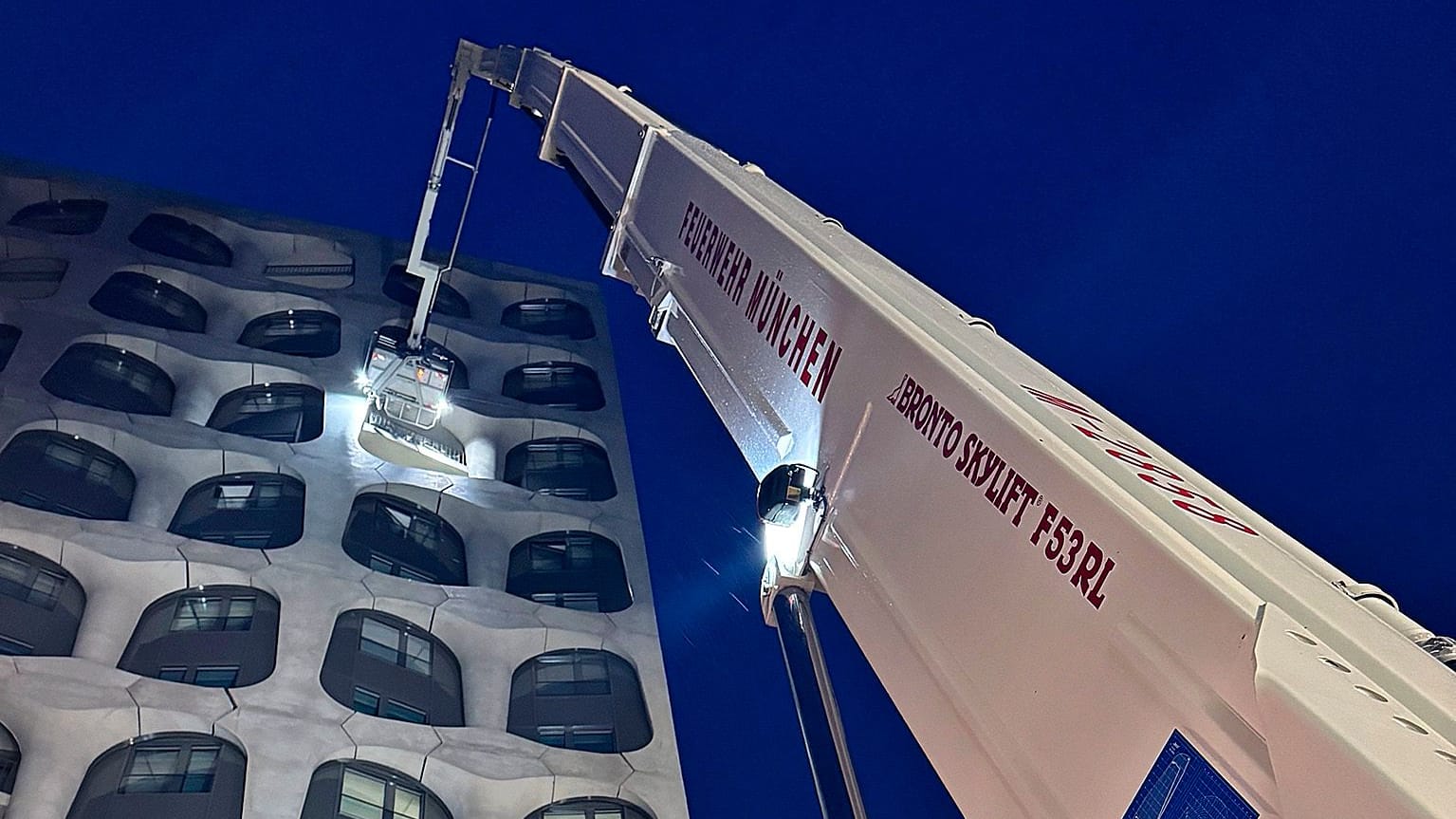 Ein Feuerwehrkran am Mahatma-Gandhi-Platz in Freiham: Ein Handwerker war im 13. Stock eingeschlossen – die Feuerwehr musste über den Balkon eingreifen. Ein Feuerwehrkran am Mahatma-Gandhi-Platz in Freiham: Ein Handwerker war im 13. Stock eingeschlossen – die Feuerwehr musste über den Balkon eingreifen.