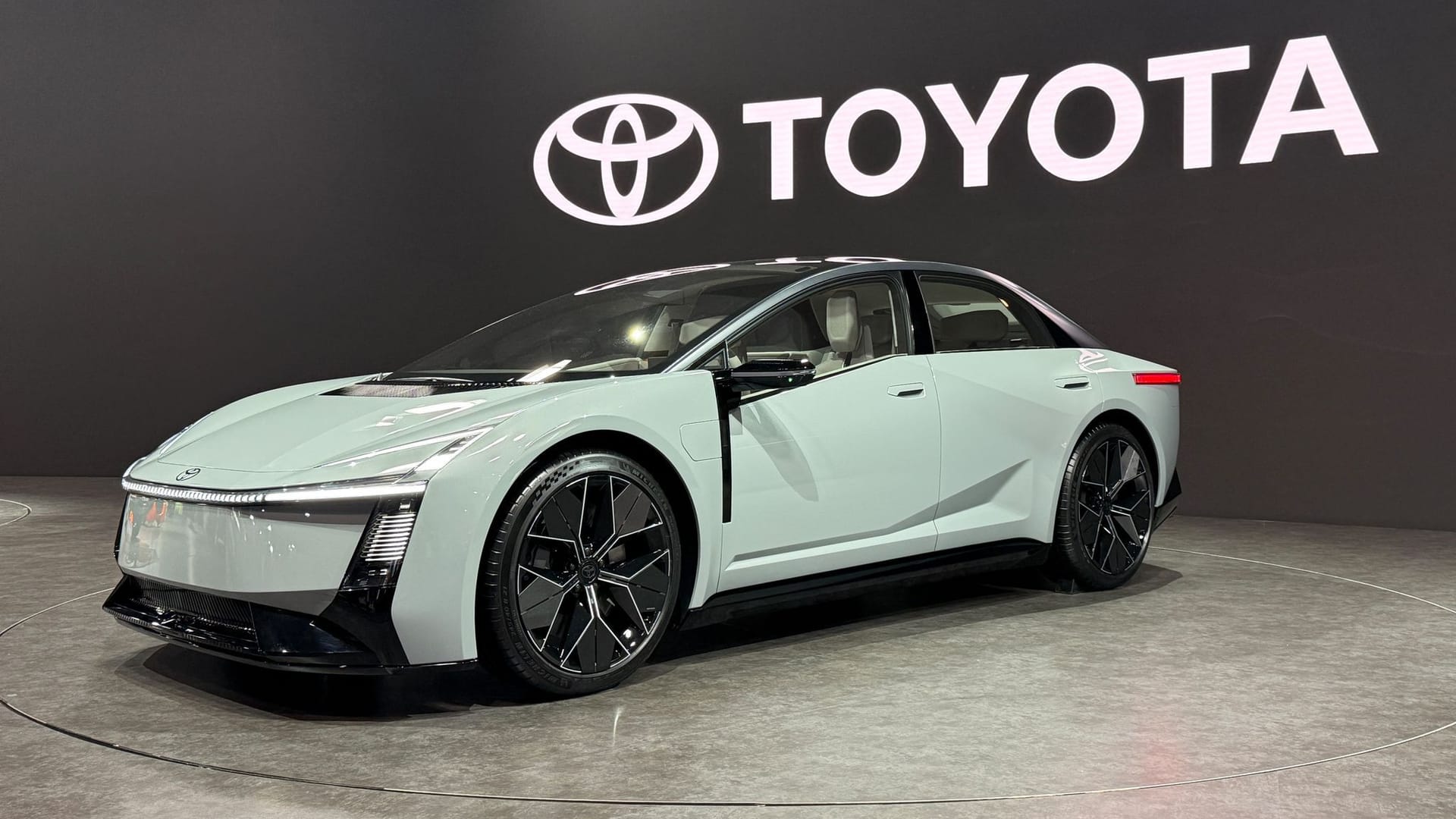 Die Studie Toyota Corolla Concept beweist Mut beim Design und soll möglicherweise in zwei Jahren auf den Markt kommen. Die Studie Toyota Corolla Concept beweist Mut beim Design und soll möglicherweise in zwei Jahren auf den Markt kommen.