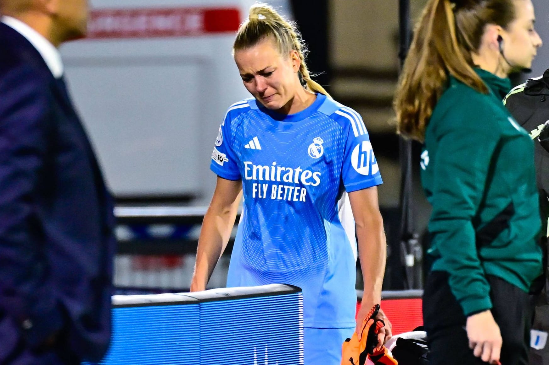 Tränen: Merle Frohms geht für Real Madrid im Spiel gegen PSG verletzt vom Platz.