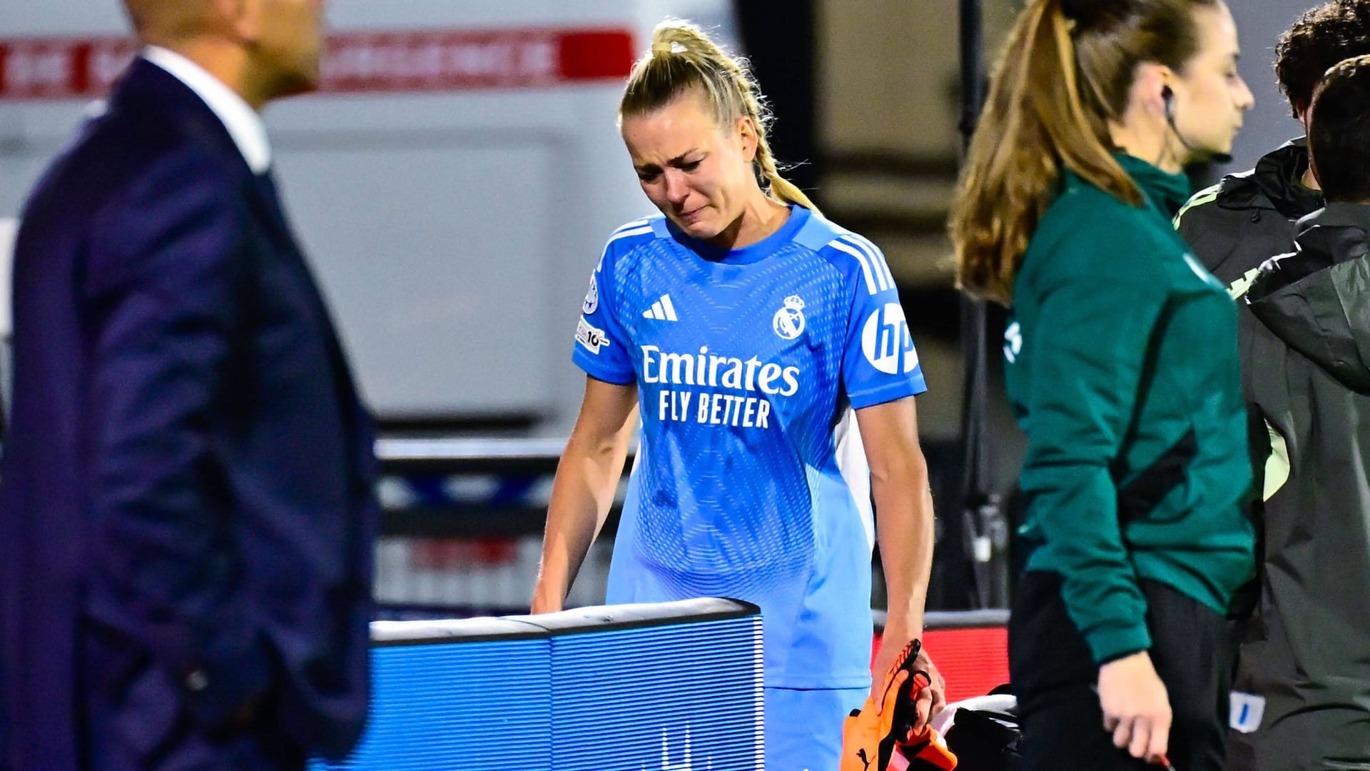 Tränen: Merle Frohms geht für Real Madrid im Spiel gegen PSG verletzt vom Platz.