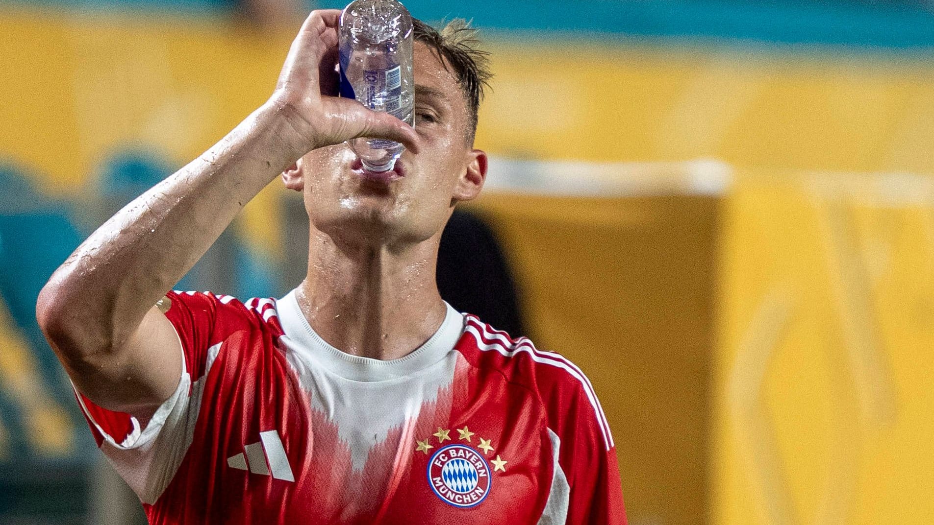 Ein nassgeschwitzter Joshua Kimmich bei der Klub-WM: Die Hitze in vielen WM-Stadien könnte den Spielern zu schaffen machen. Ein nassgeschwitzter Joshua Kimmich bei der Klub-WM: Die Hitze in vielen WM-Stadien könnte den Spielern zu schaffen machen.