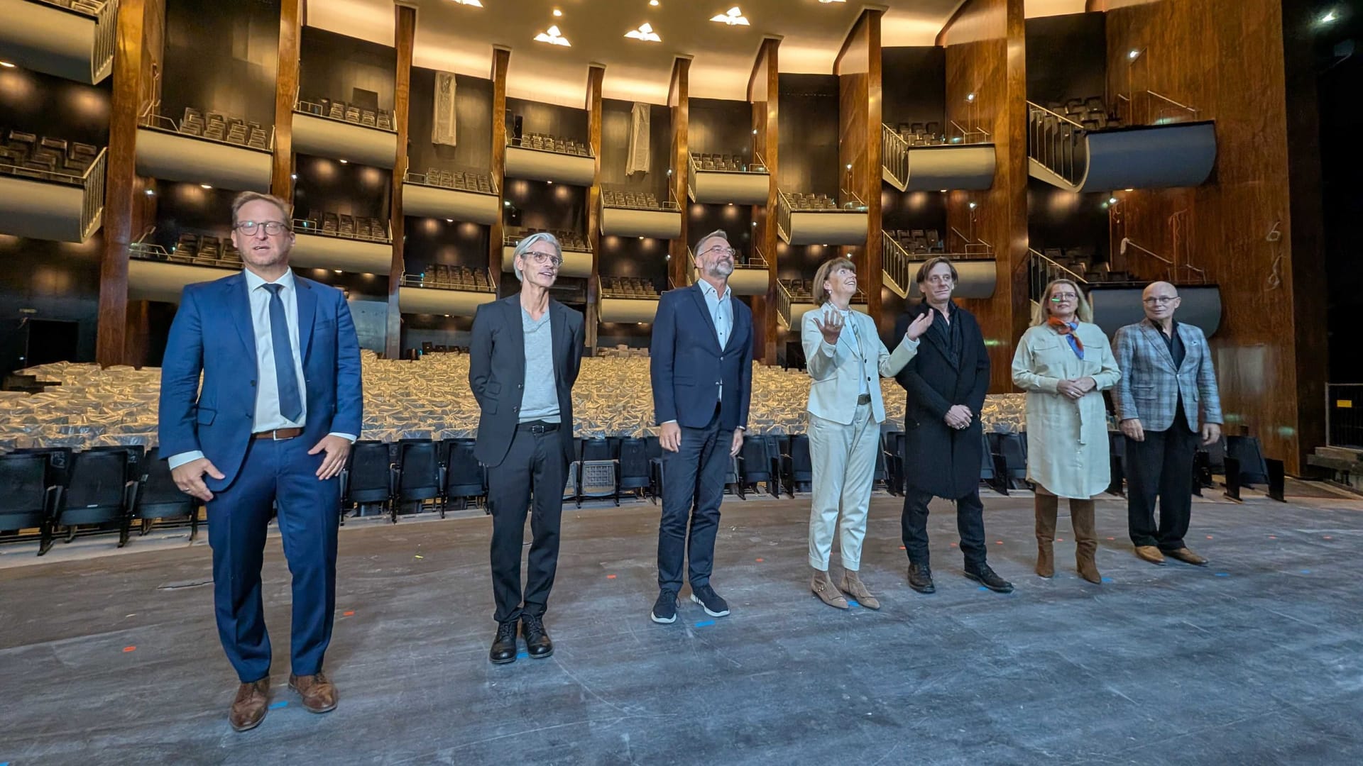 Es werde Licht: Henriette Reker (Mitte) und andere Verantwortliche bei einer Pressekonferenz zur Eröffnung der Kölner Bühnen. Es werde Licht: Henriette Reker (Mitte) und andere Verantwortliche bei einer Pressekonferenz zur Eröffnung der Kölner Bühnen.