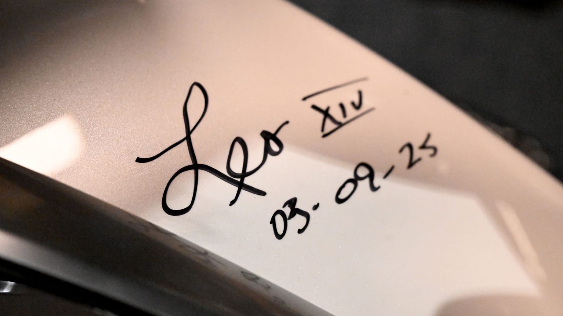 Die Unterschrift des Papstes auf dem Motorrad. Die Unterschrift des Papstes auf dem Motorrad.