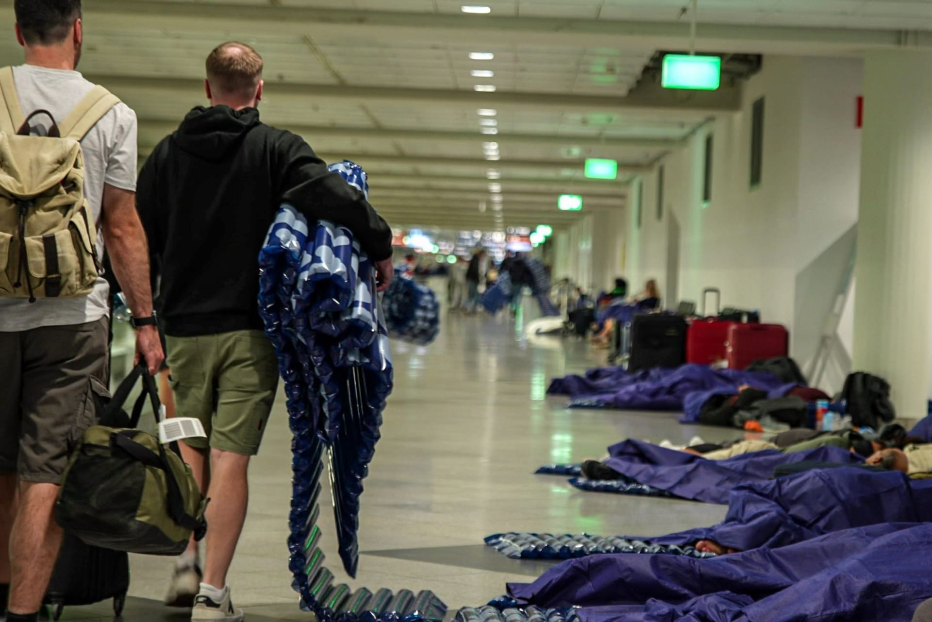 Nach Drohnensichtungen stand der Münchner Flughafen am Wochenende still, viele Passagiere mussten dort übernachten.