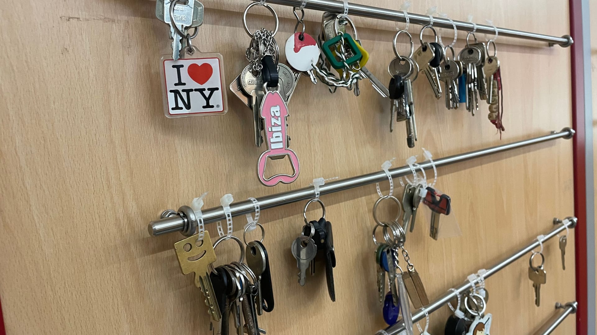 Verlorene Schlüsselbunde sind keine Seltenheit (Archivbild): Wie viele Menschen in den letzten Jahren nach einem feuchtfröhlichen Abend wohl schon vor verschlossener Türe standen? Verlorene Schlüsselbunde sind keine Seltenheit (Archivbild): Wie viele Menschen in den letzten Jahren nach einem feuchtfröhlichen Abend wohl schon vor verschlossener Türe standen?