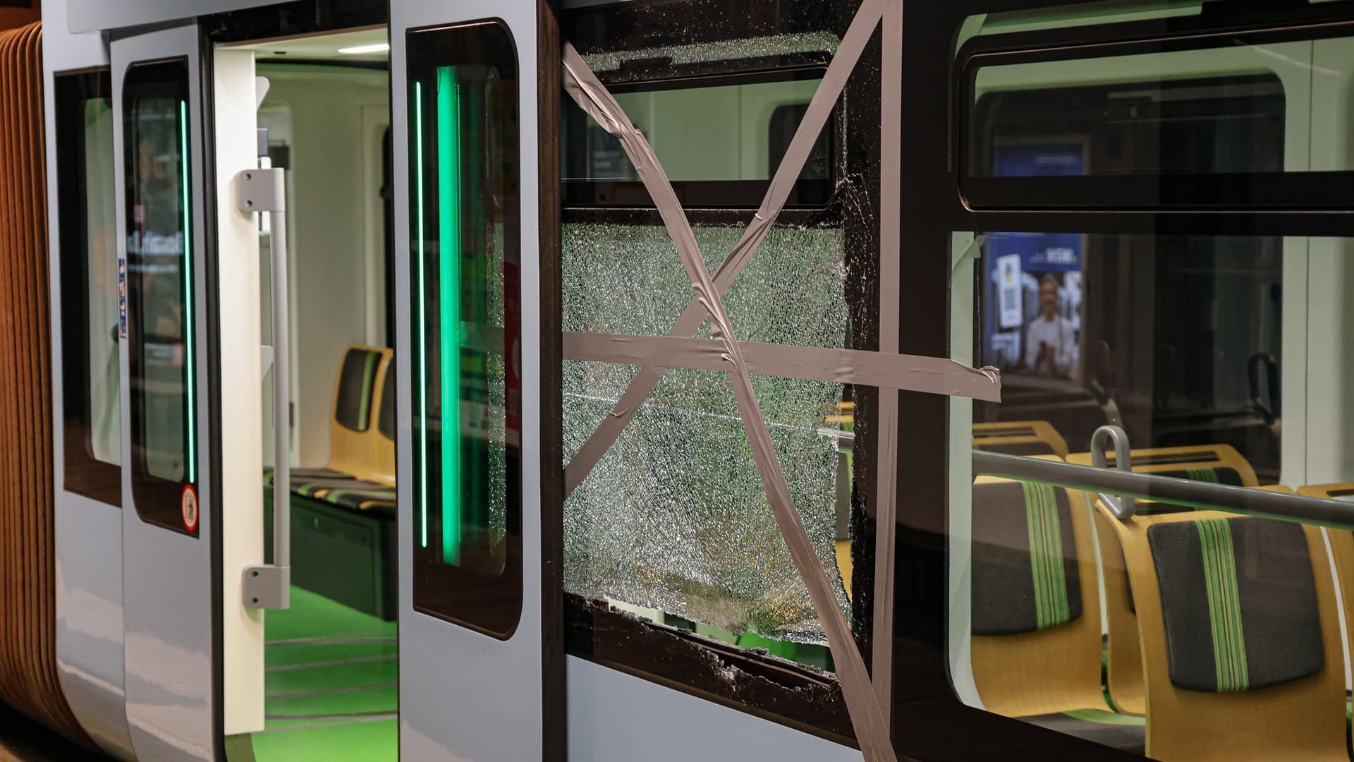 Wuppertaler Schwebebahn beschädigt