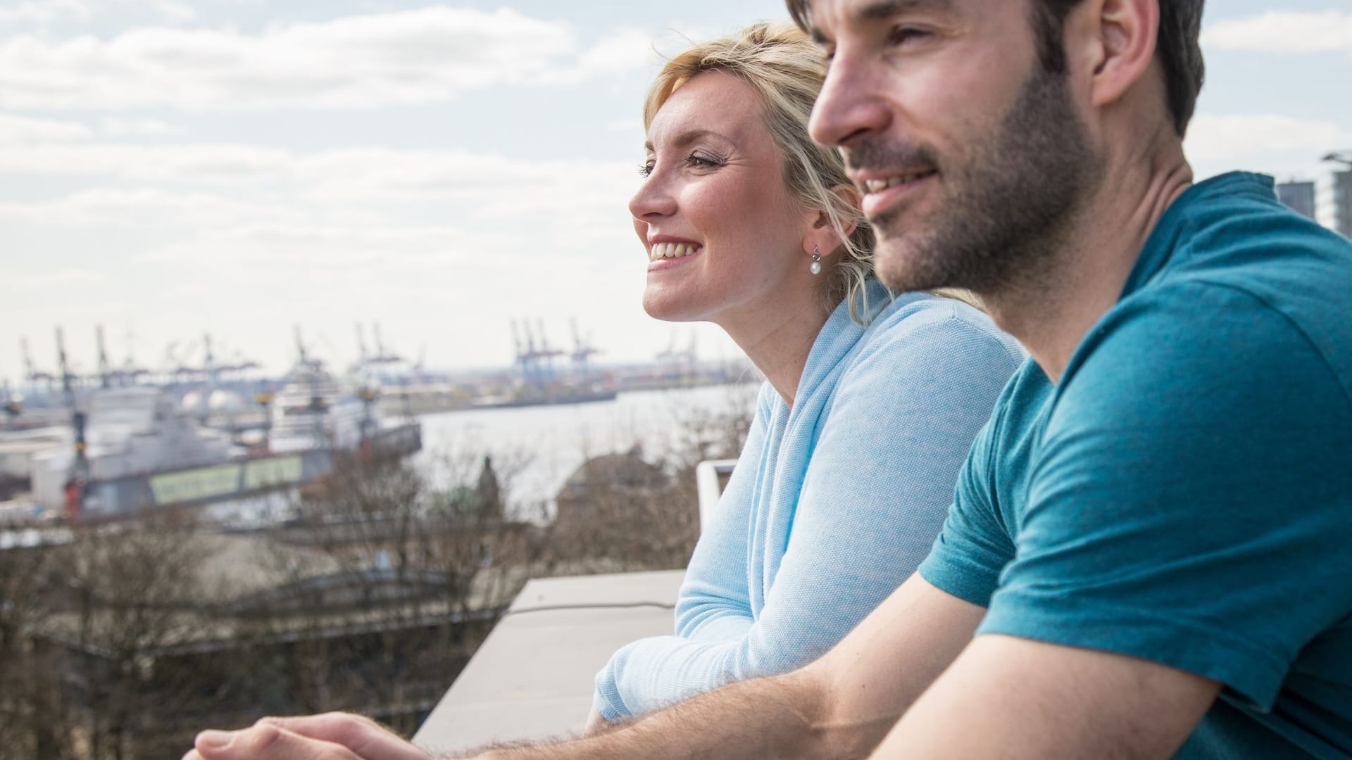 Ein Paar steht auf einer Dachterasse Ein Paar steht auf einer Dachterasse