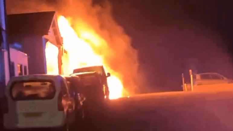 Brennende Moschee in Peacehaven: Die Polizei in der britischen Grafschaft East Sussex wertet die Brandstiftung als Hassverbrechen. Brennende Moschee in Peacehaven: Die Polizei in der britischen Grafschaft East Sussex wertet die Brandstiftung als Hassverbrechen.