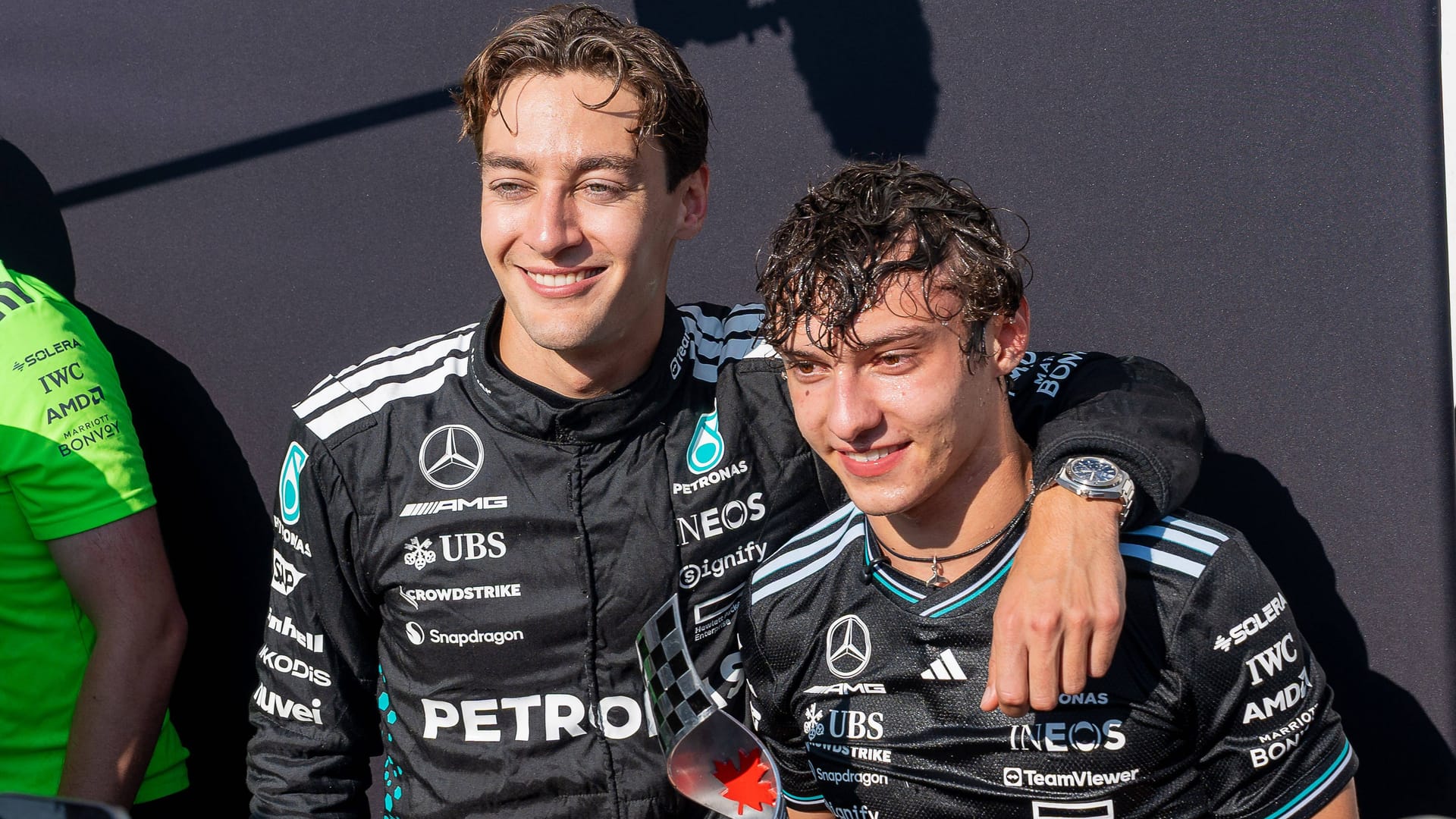 George Russell (li.) und Kimi Antonelli nach dem Großen Preis von Kanada im Juni: Duo der Zukunft bei Mercedes. George Russell (li.) und Kimi Antonelli nach dem Großen Preis von Kanada im Juni: Duo der Zukunft bei Mercedes.