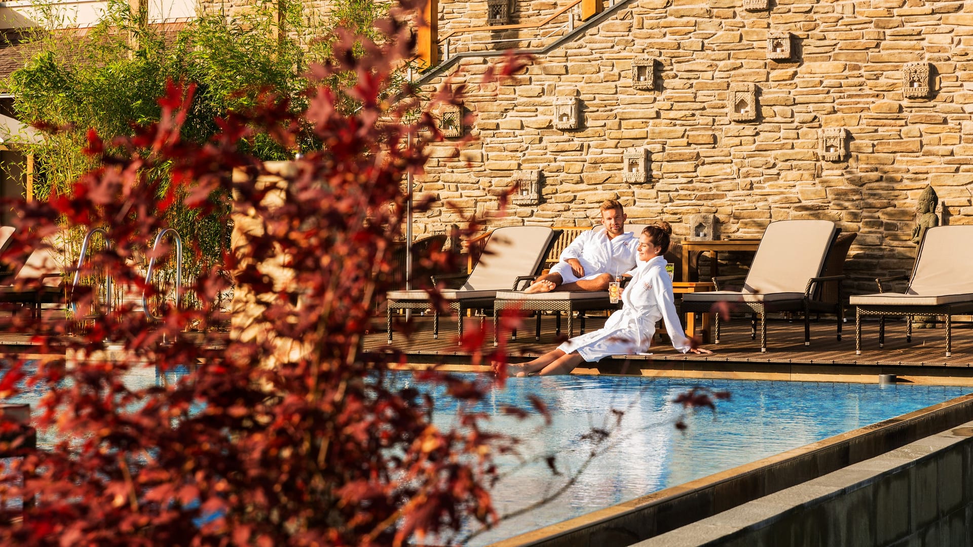 Zwei Personen sitzen am Außenpool des Vabalis in Hamburg: Gerade in der dunklen Jahreszeit suchen viele Menschen Entspannung in Thermen und Saunen. Zwei Personen sitzen am Außenpool des Vabalis in Hamburg: Gerade in der dunklen Jahreszeit suchen viele Menschen Entspannung in Thermen und Saunen.