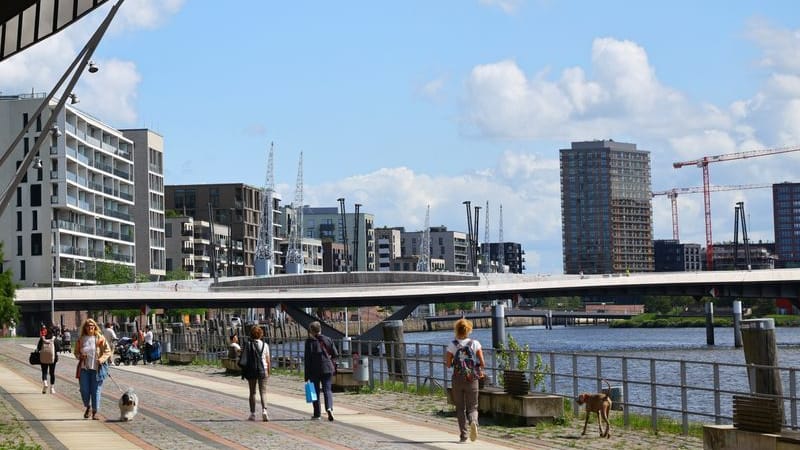 Sonnenschein in der Hafencity: In Hamburg sind die Menschen besonders zufrieden. Sonnenschein in der Hafencity: In Hamburg sind die Menschen besonders zufrieden.