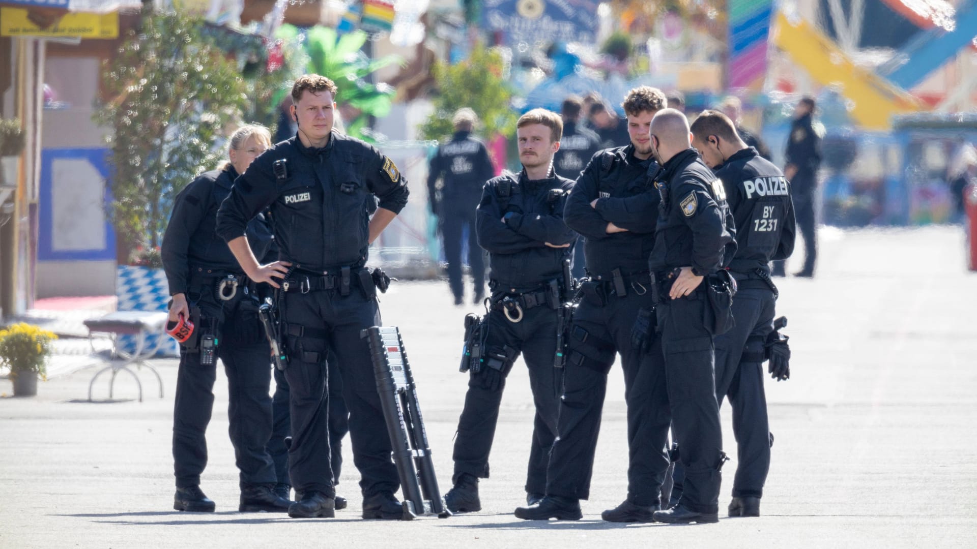 Polizisten suchen auf dem Oktoberfest-Gelände nach verdächtigen Gegenständen (Archivbild): Gefunden wurde nach der Drohung am vergangenen Mittwoch nichts.